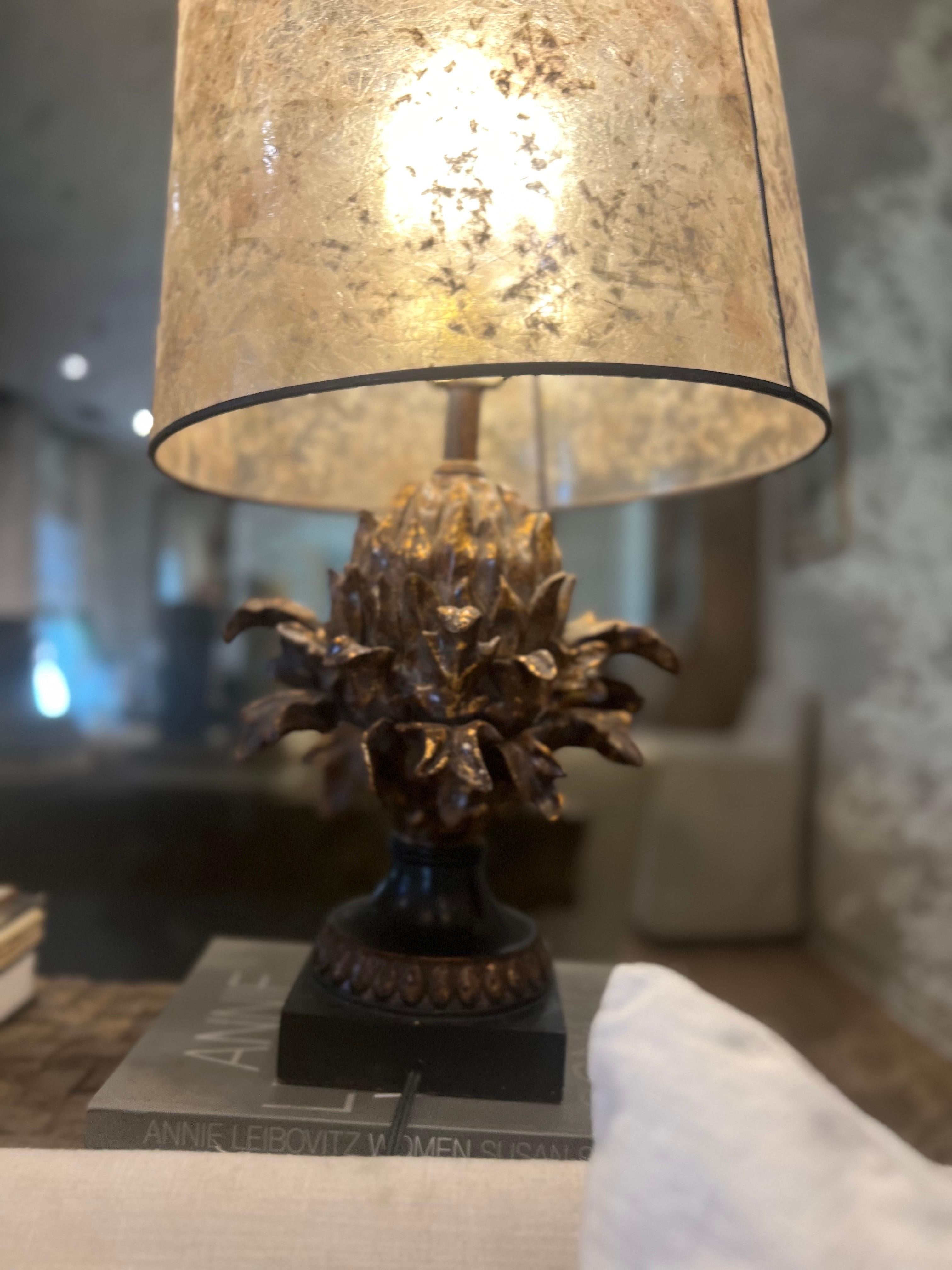 Geschnitzte Tischlampe, vergoldetes Goldholz, Artichoke (Holz) im Angebot
