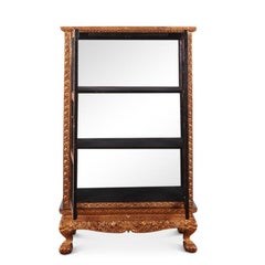 Vitrine asiatique sculptée et dorée