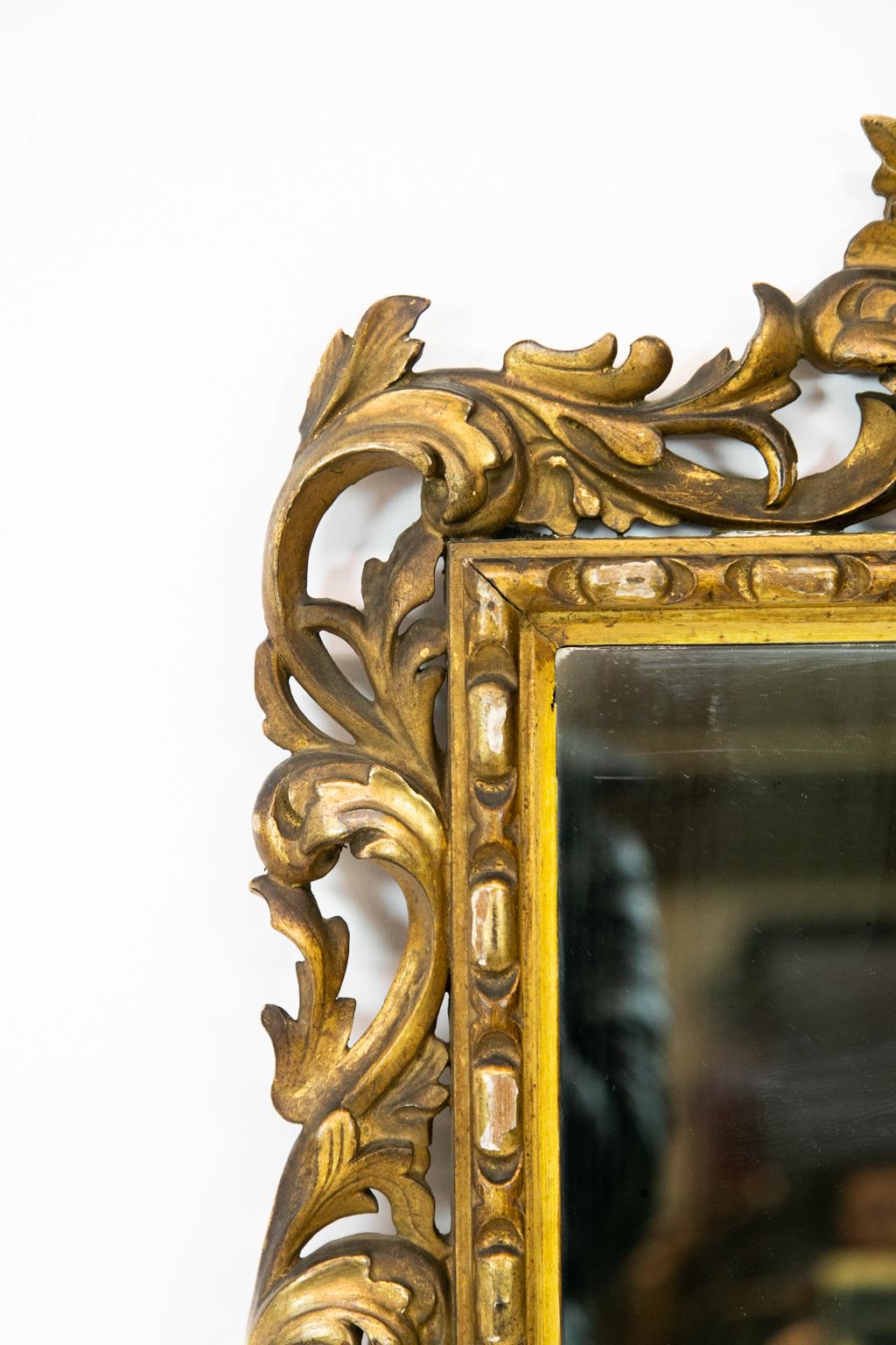 Milieu du XIXe siècle Miroir français sculpté et doré