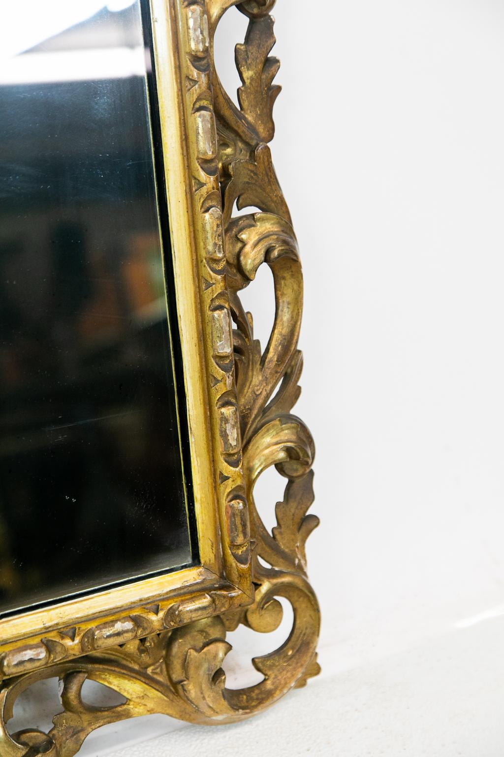 Miroir français sculpté et doré 1