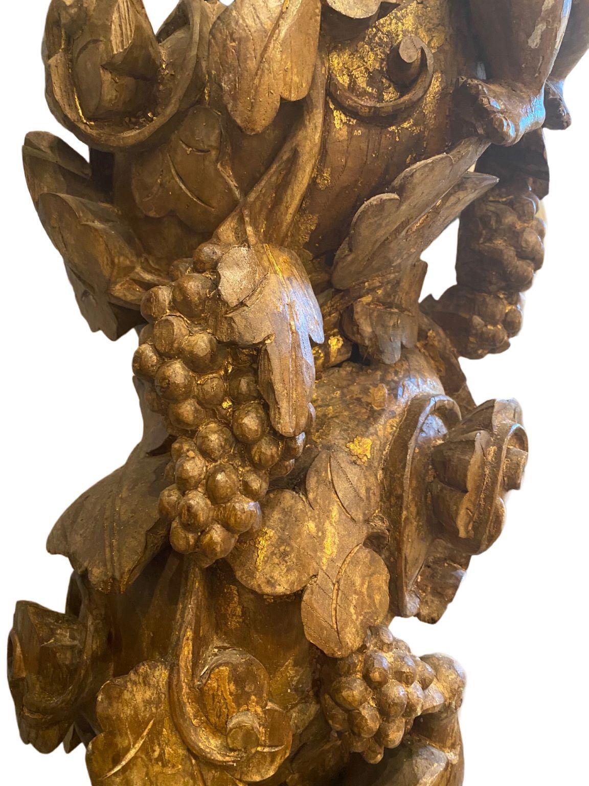 Européen Colonnes en bois sculpté et doré du 18e siècle en vente