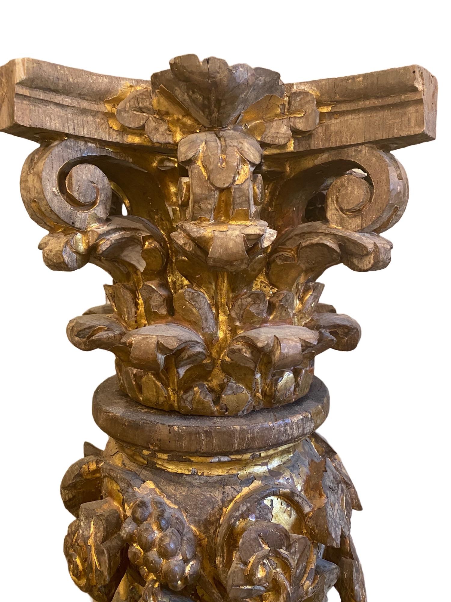 Sculpté à la main Colonnes en bois sculpté et doré du 18e siècle en vente