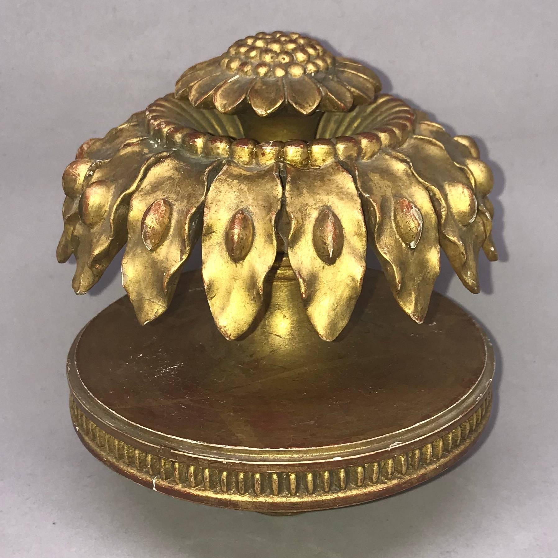 Sculpté à la main Ornement de fleuron en bois doré sculpté en forme de tournesol en vente