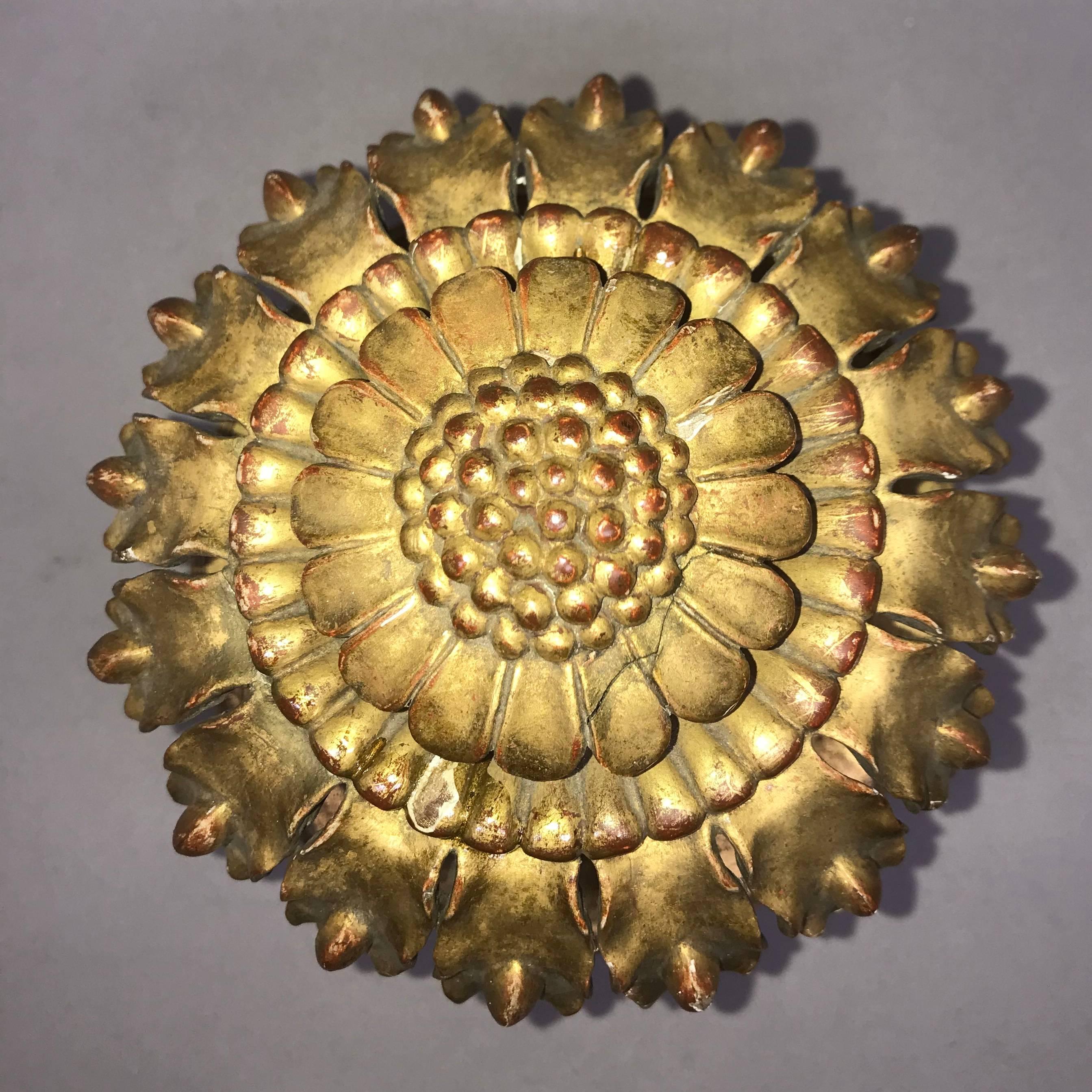 Carved Gilt-Wood Sunflower Finial Ornament In Good Condition For Sale In New York, NY