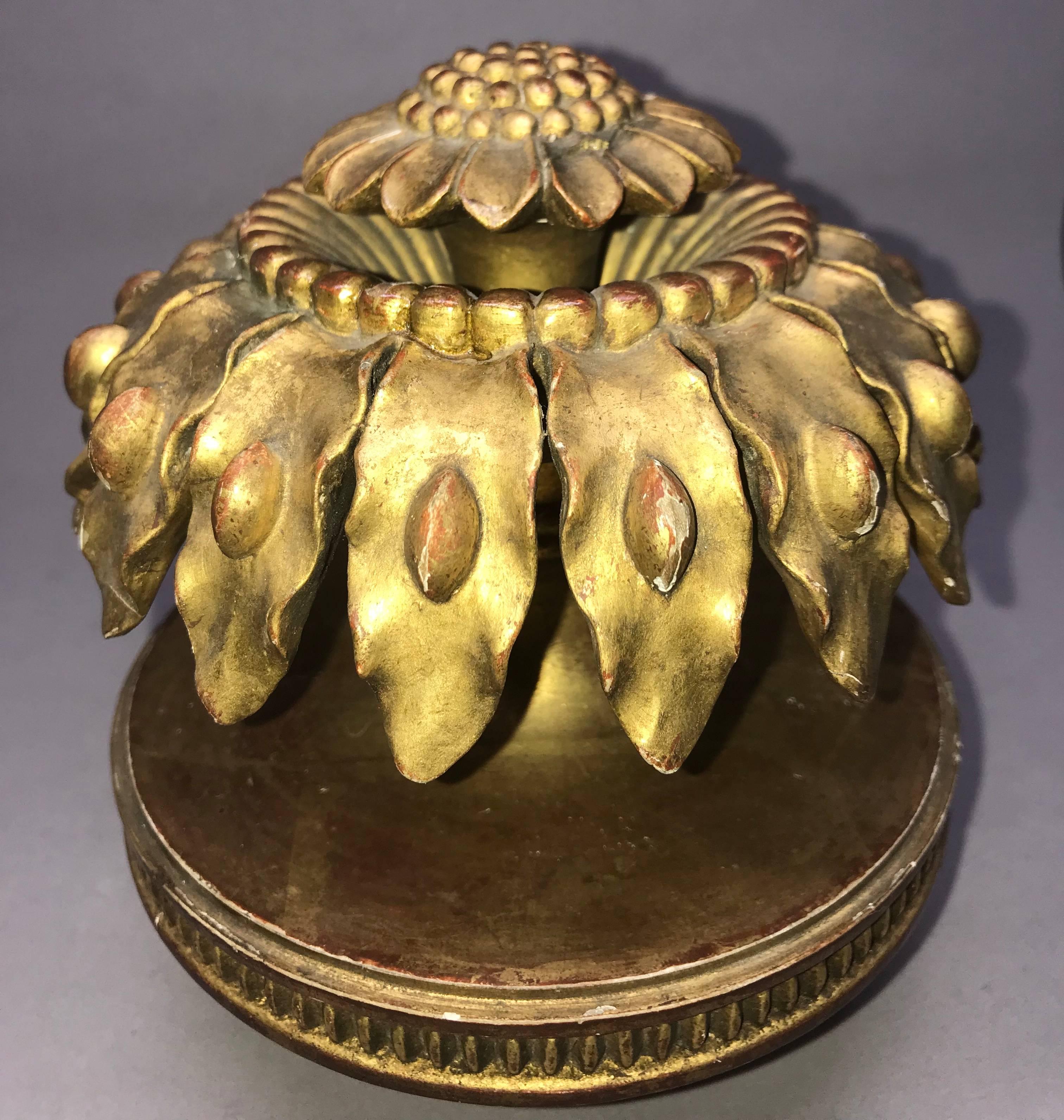 Bois doré Ornement de fleuron en bois doré sculpté en forme de tournesol en vente