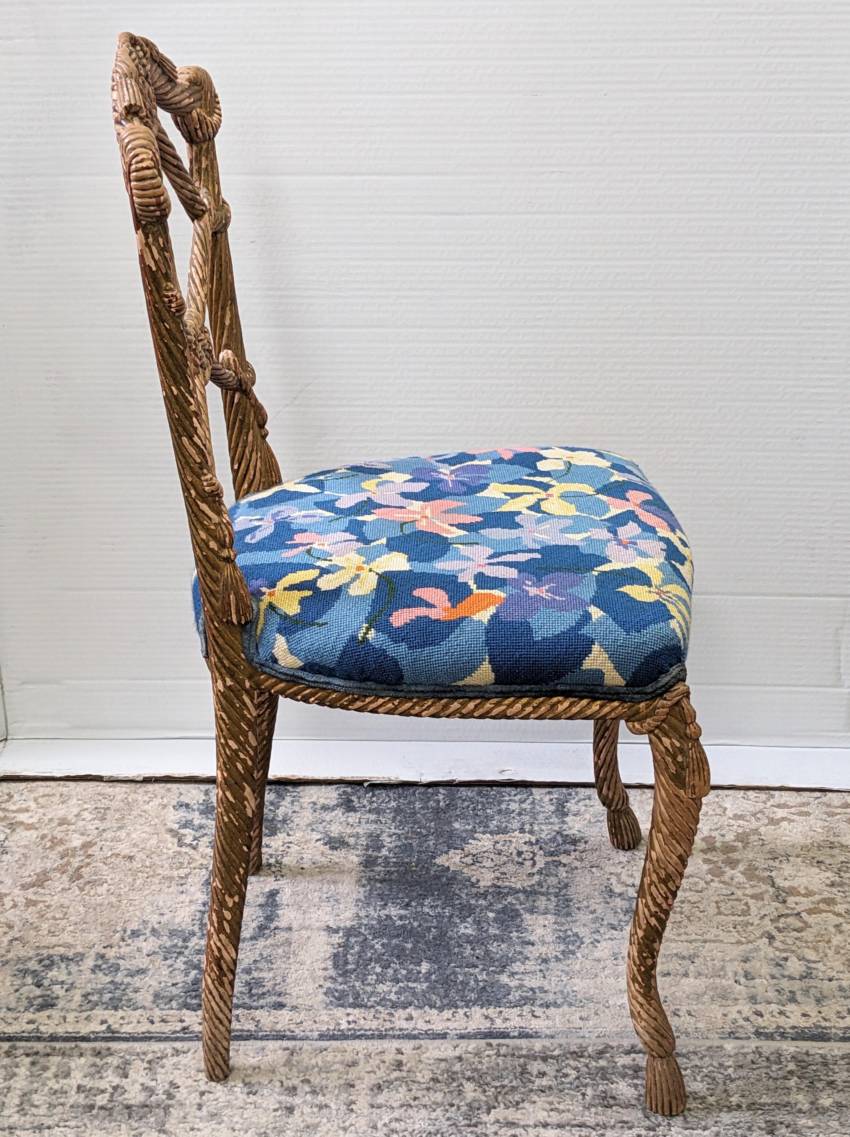 Chaise en bois sculpté et doré à motif de cordes et de glands nouées, Dorothy Draper en vente 2