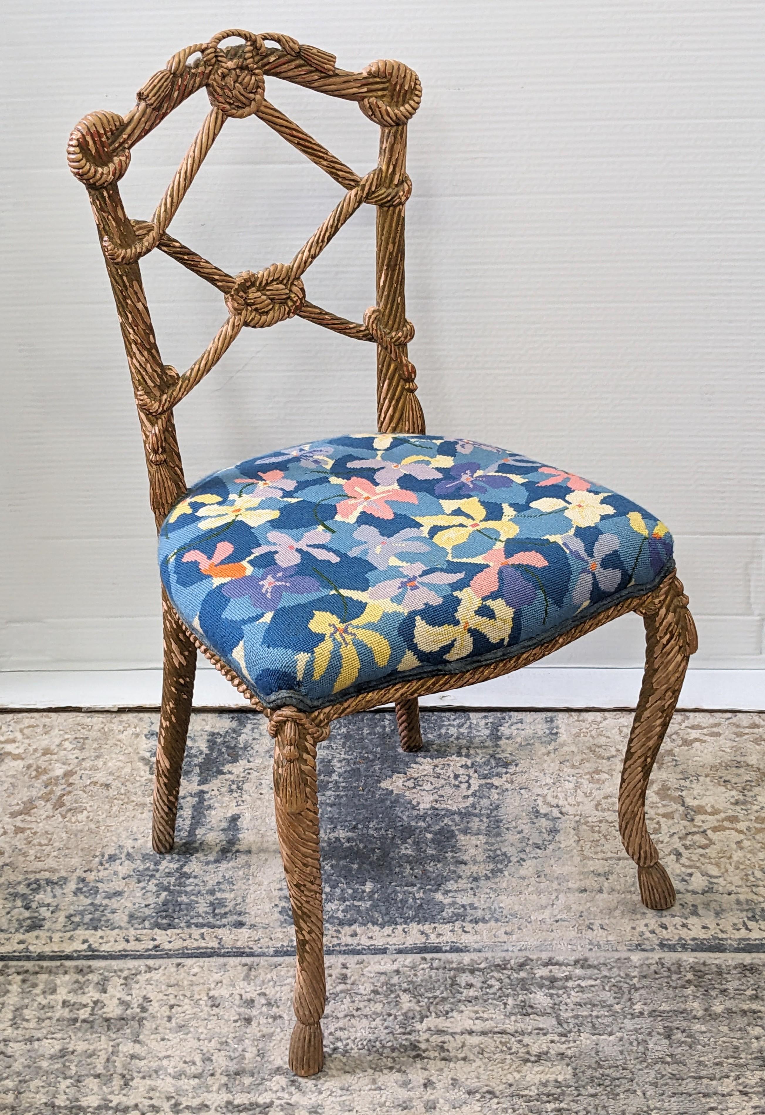 Chaise en bois sculpté et doré à motif de cordes et de glands nouées, Dorothy Draper en vente 3