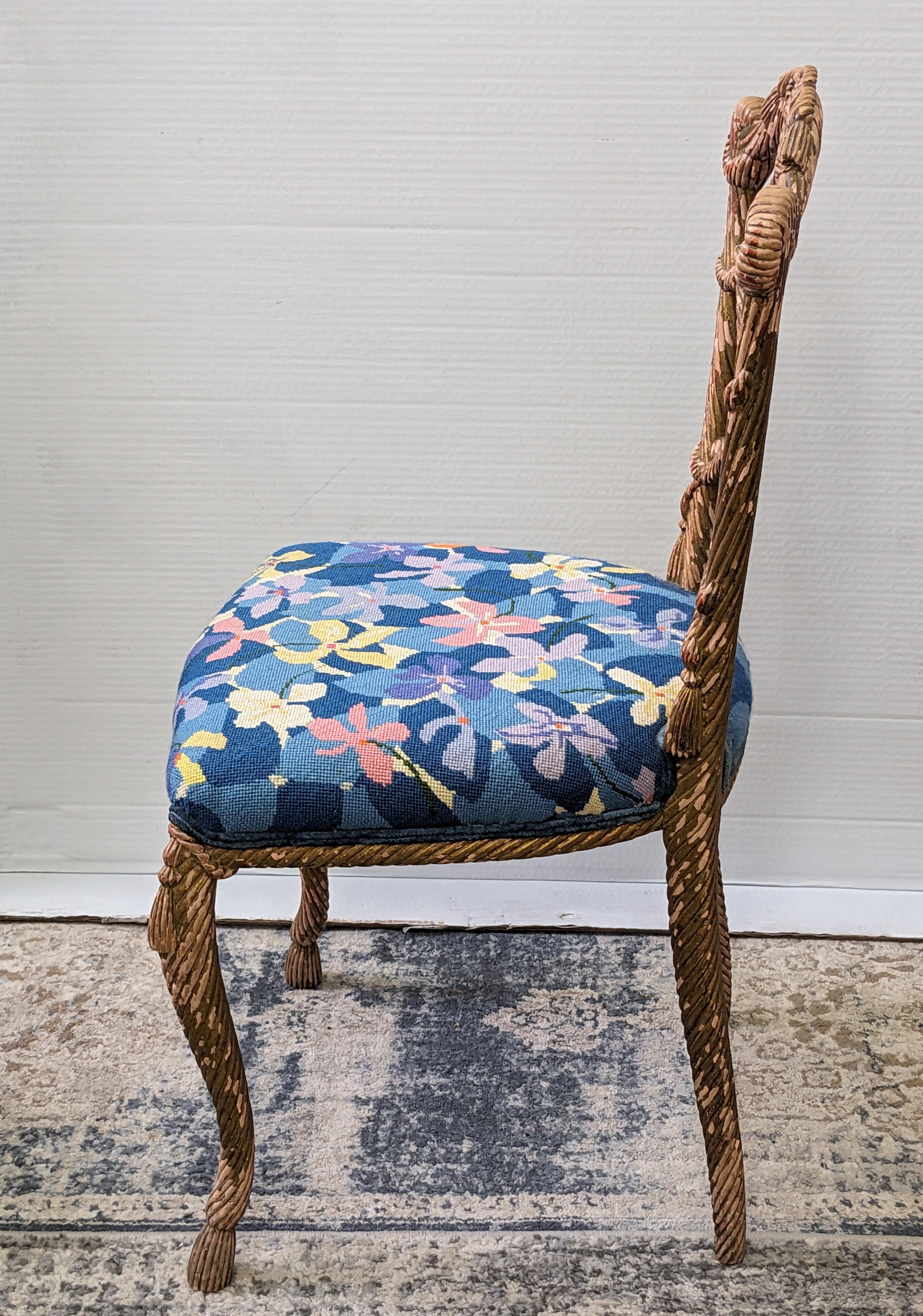 Chaise en bois sculpté et doré à motif de cordes et de glands nouées, Dorothy Draper Bon état - En vente à Riverdale, NY
