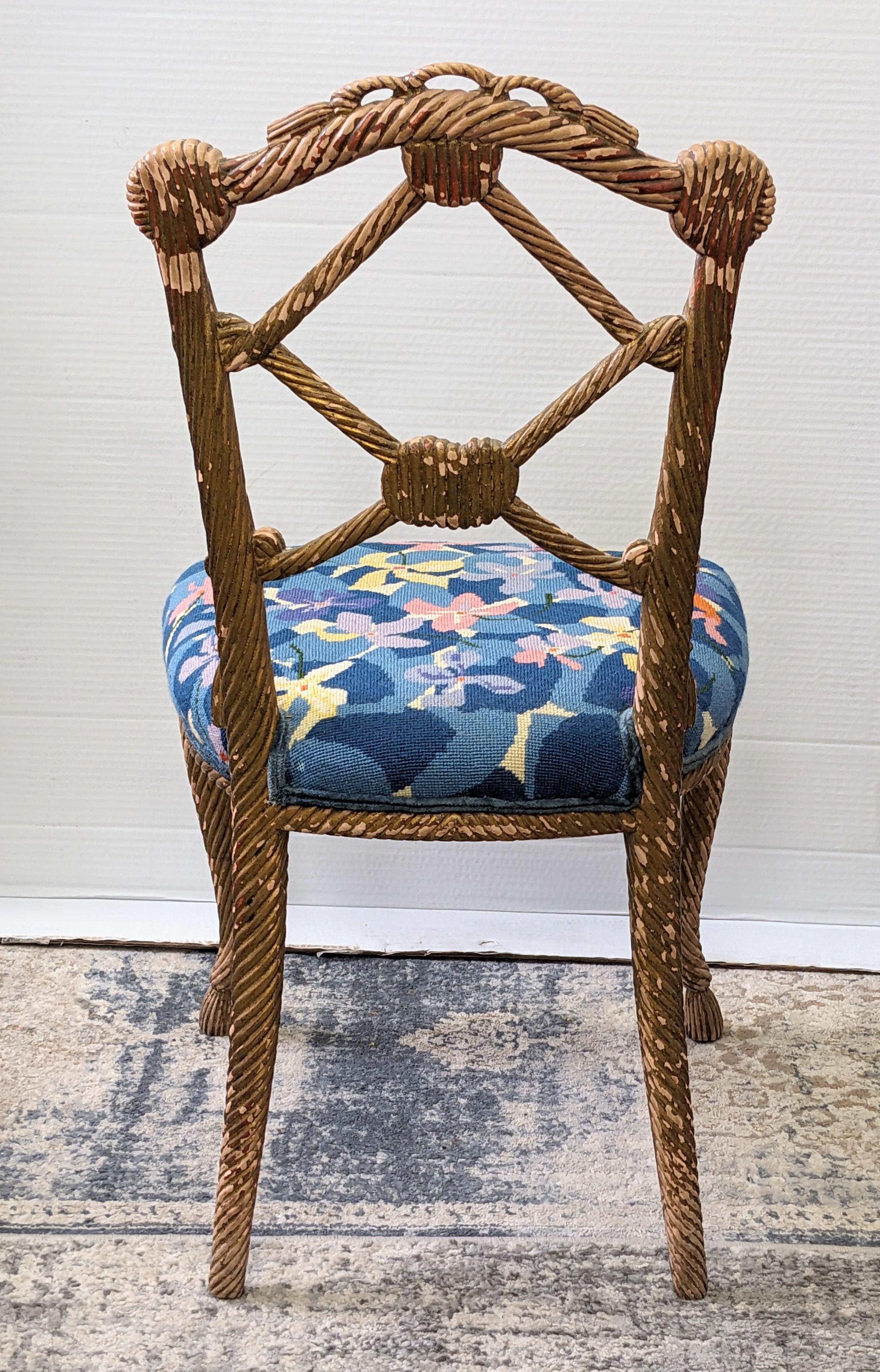 Milieu du XXe siècle Chaise en bois sculpté et doré à motif de cordes et de glands nouées, Dorothy Draper en vente