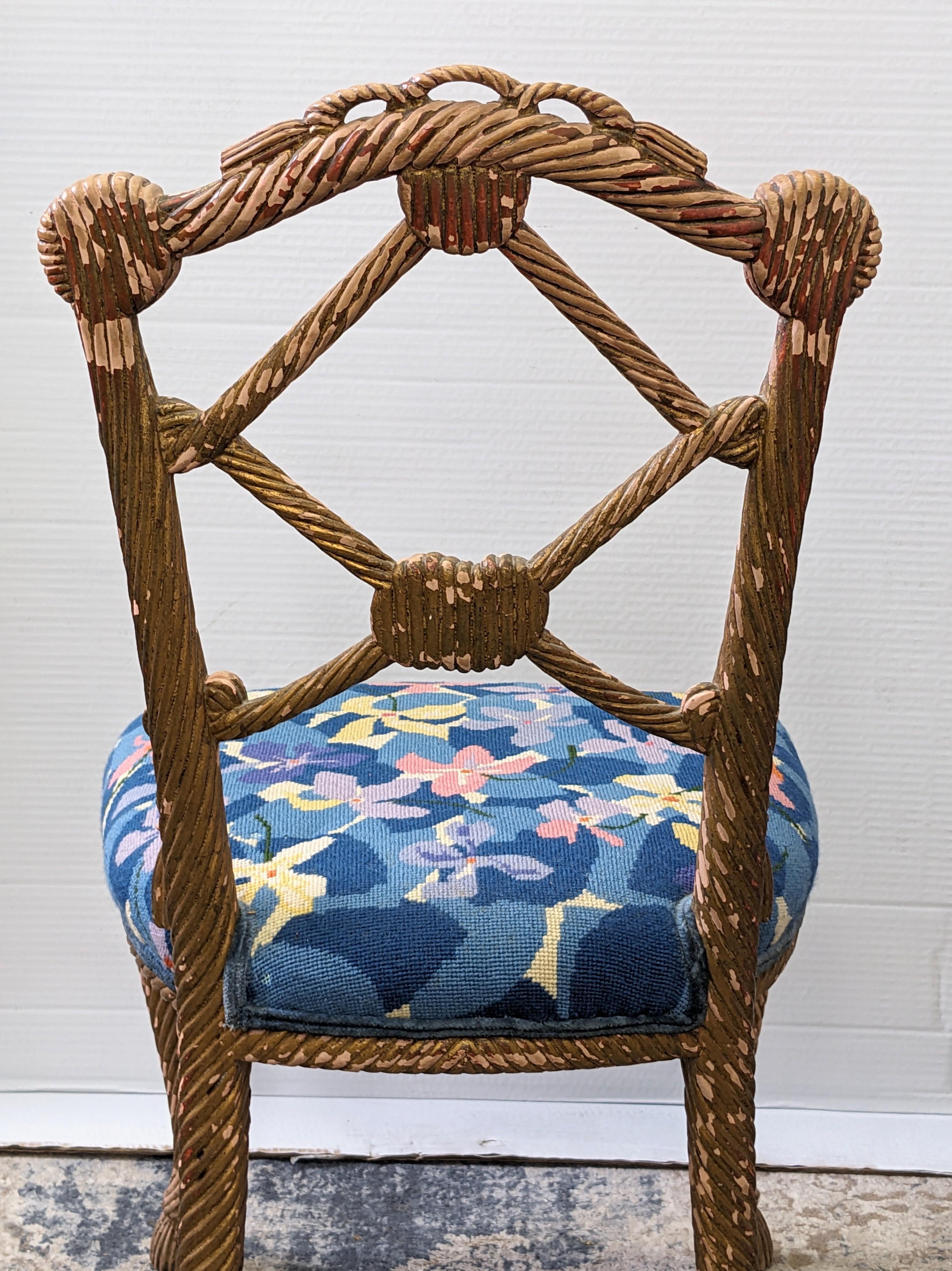 Bois Chaise en bois sculpté et doré à motif de cordes et de glands nouées, Dorothy Draper en vente