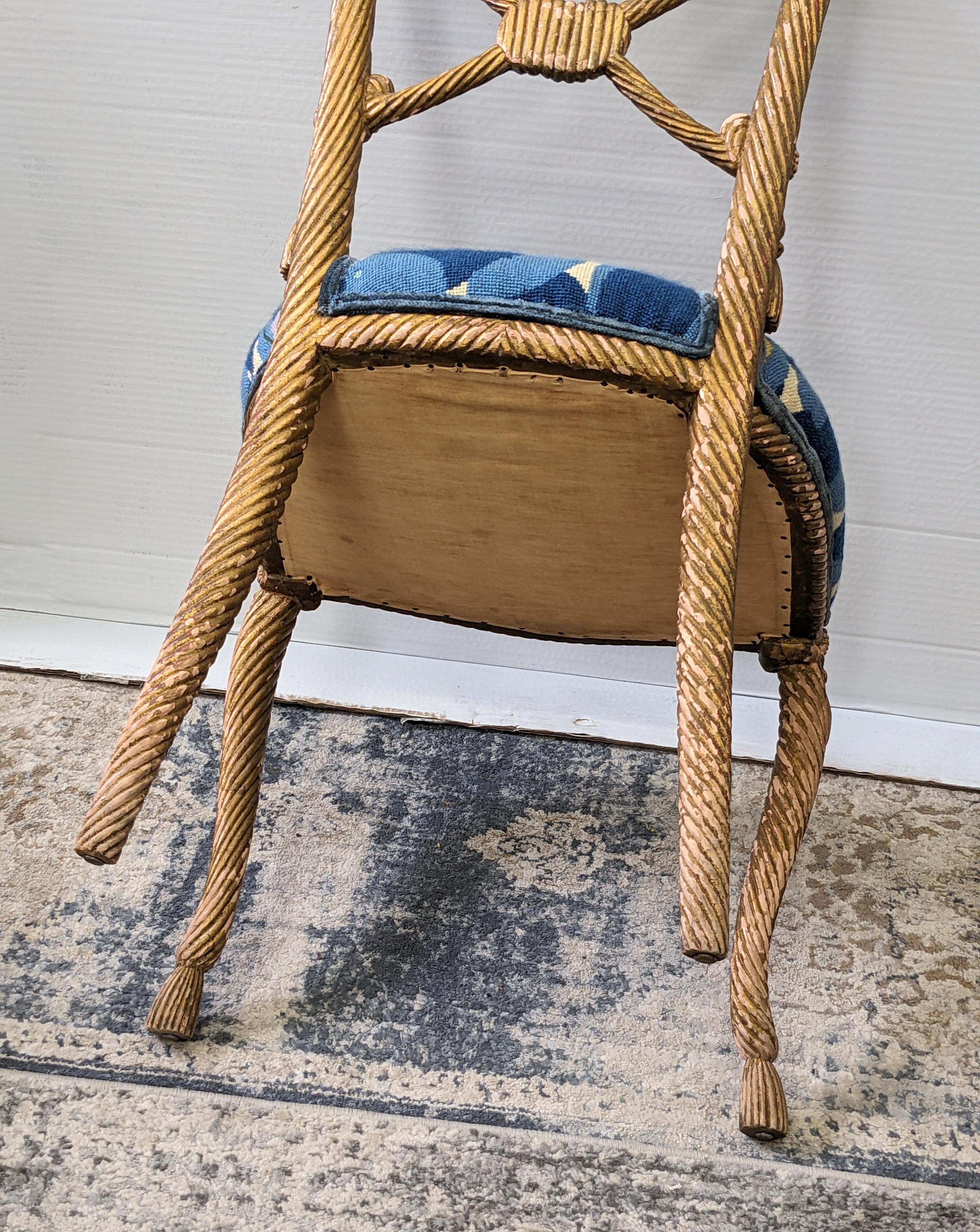 Chaise en bois sculpté et doré à motif de cordes et de glands nouées, Dorothy Draper en vente 1