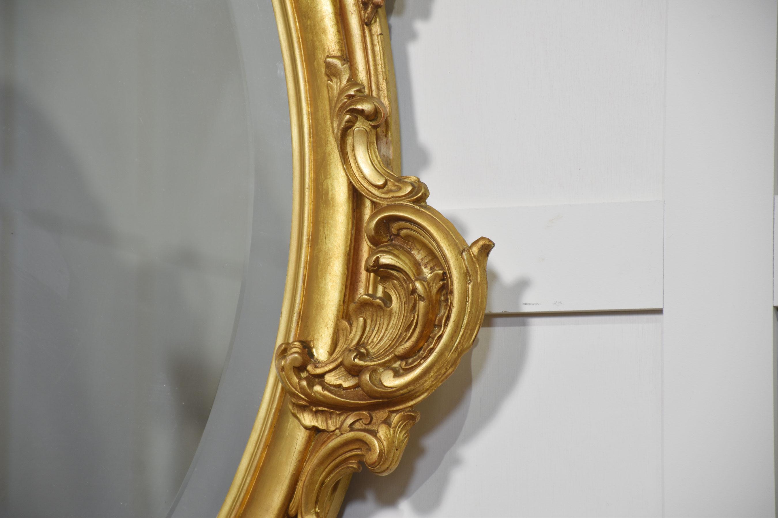 Ovaler Wandspiegel aus geschnitztem Goldholz im Angebot 4
