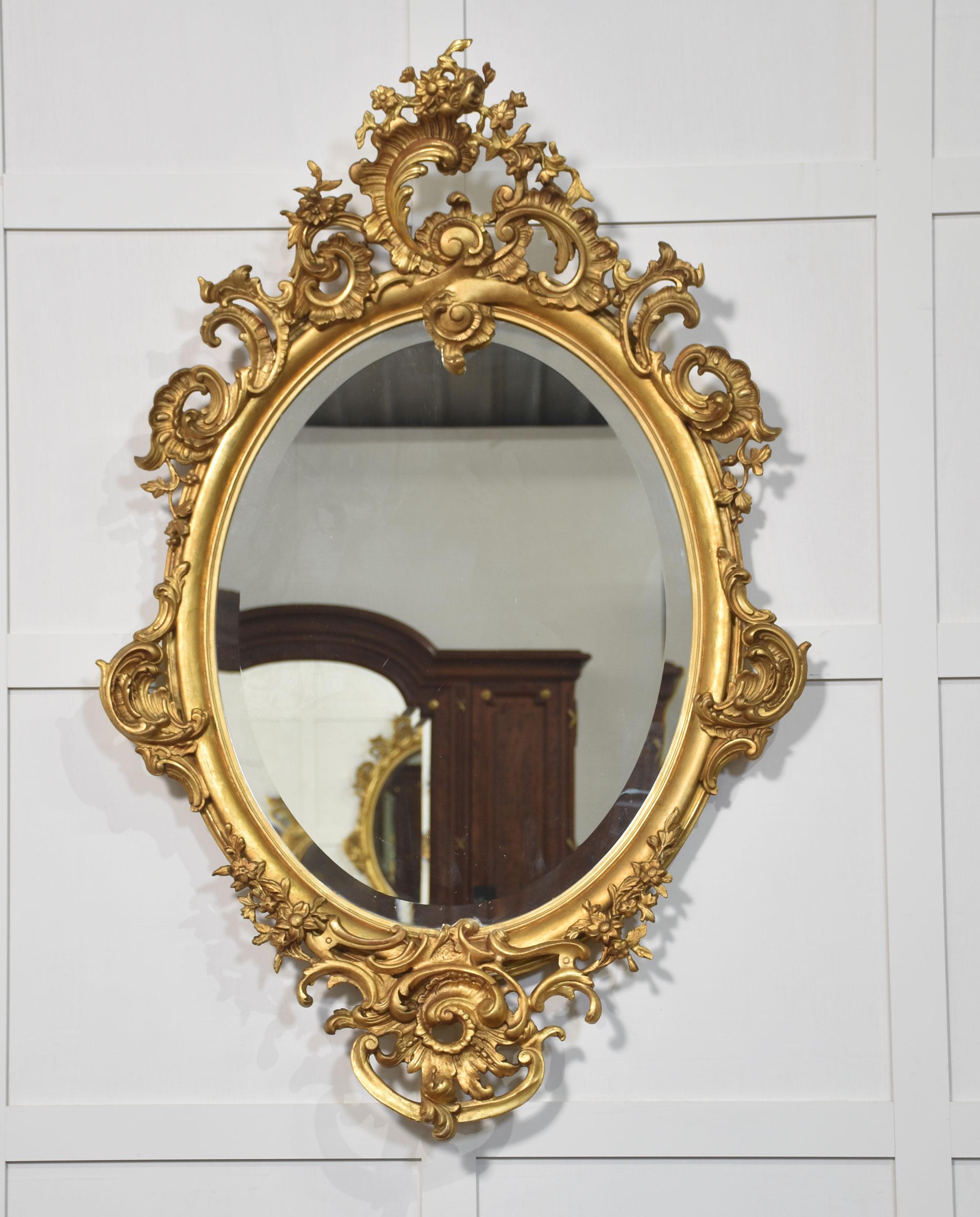Ovaler Wandspiegel aus geschnitztem Goldholz (Britisch) im Angebot