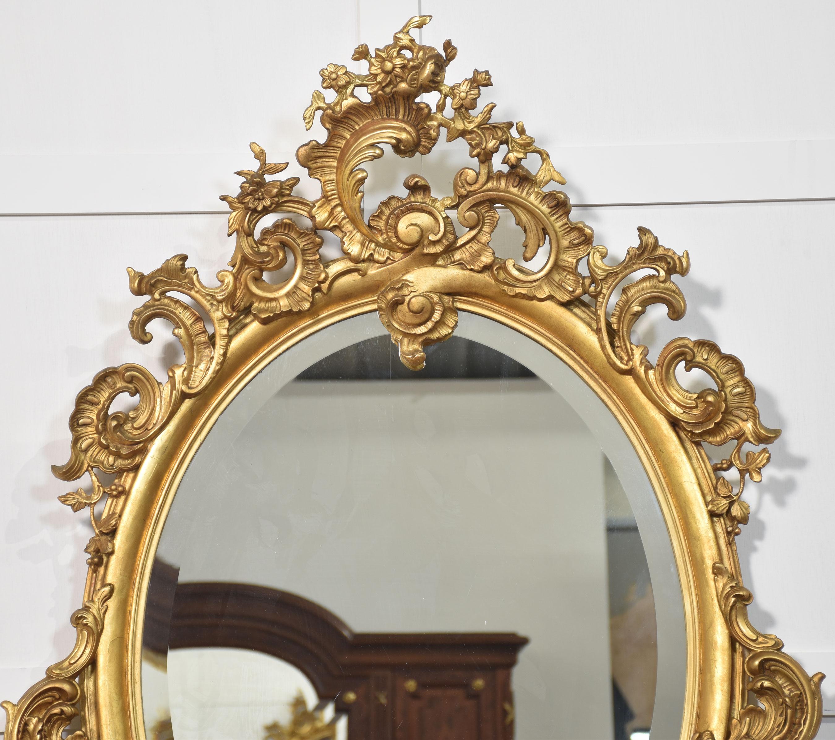 Ovaler Wandspiegel aus geschnitztem Goldholz im Zustand „Gut“ im Angebot in Cheshire, GB
