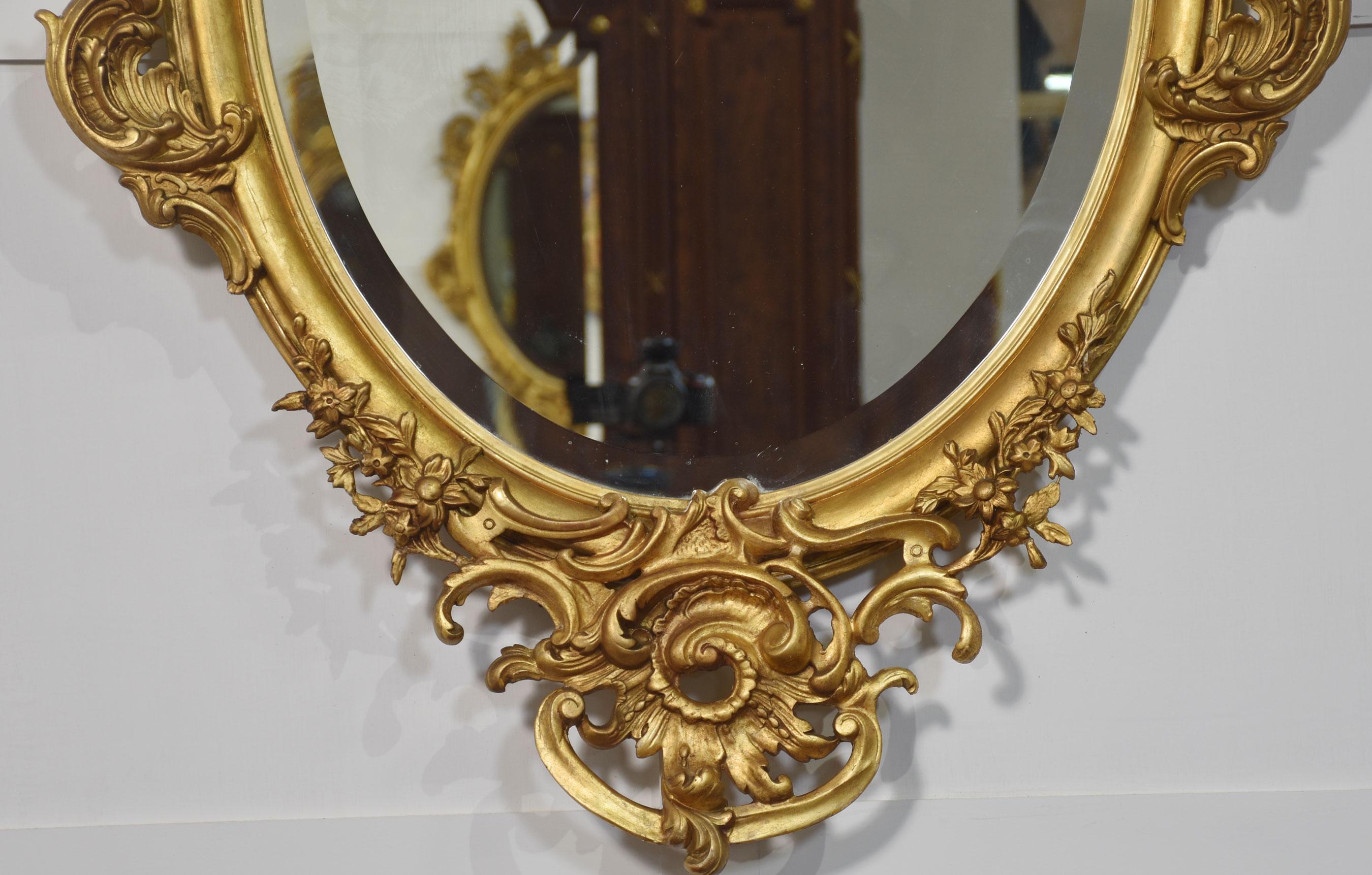 Ovaler Wandspiegel aus geschnitztem Goldholz (20. Jahrhundert) im Angebot