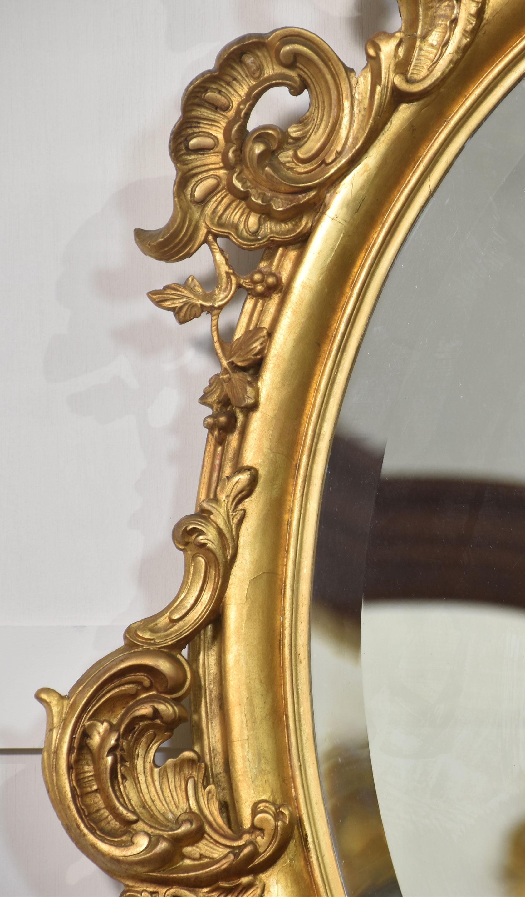 Ovaler Wandspiegel aus geschnitztem Goldholz (Vergoldetes Holz) im Angebot