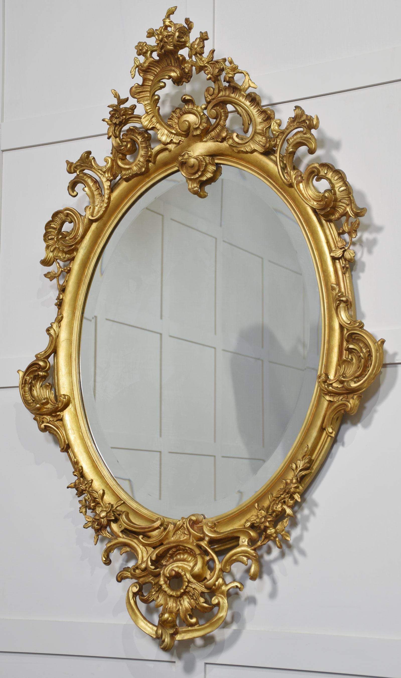 Ovaler Wandspiegel aus geschnitztem Goldholz im Angebot 1