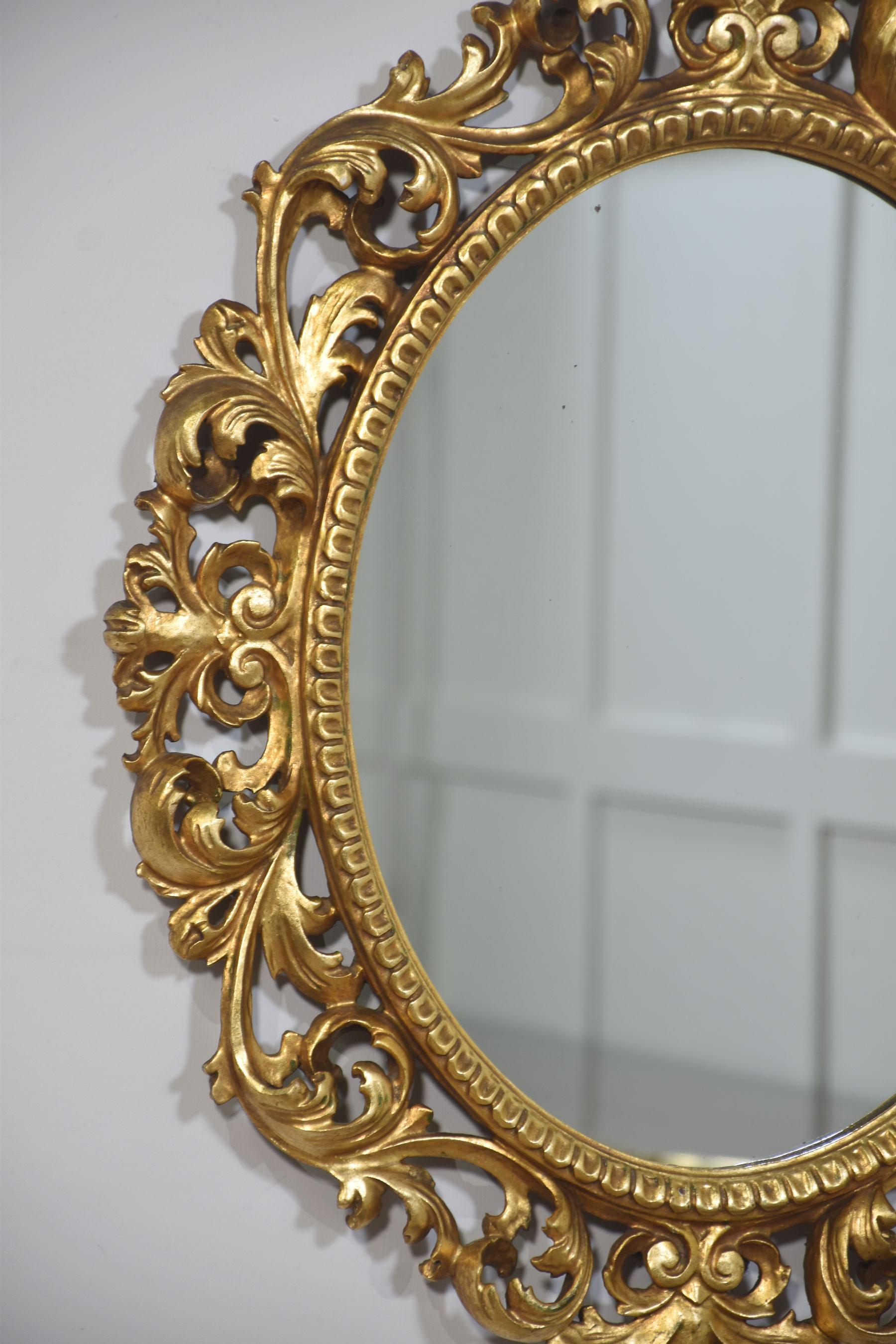 Ovaler Wandspiegel aus geschnitztem Goldholz im Angebot 1