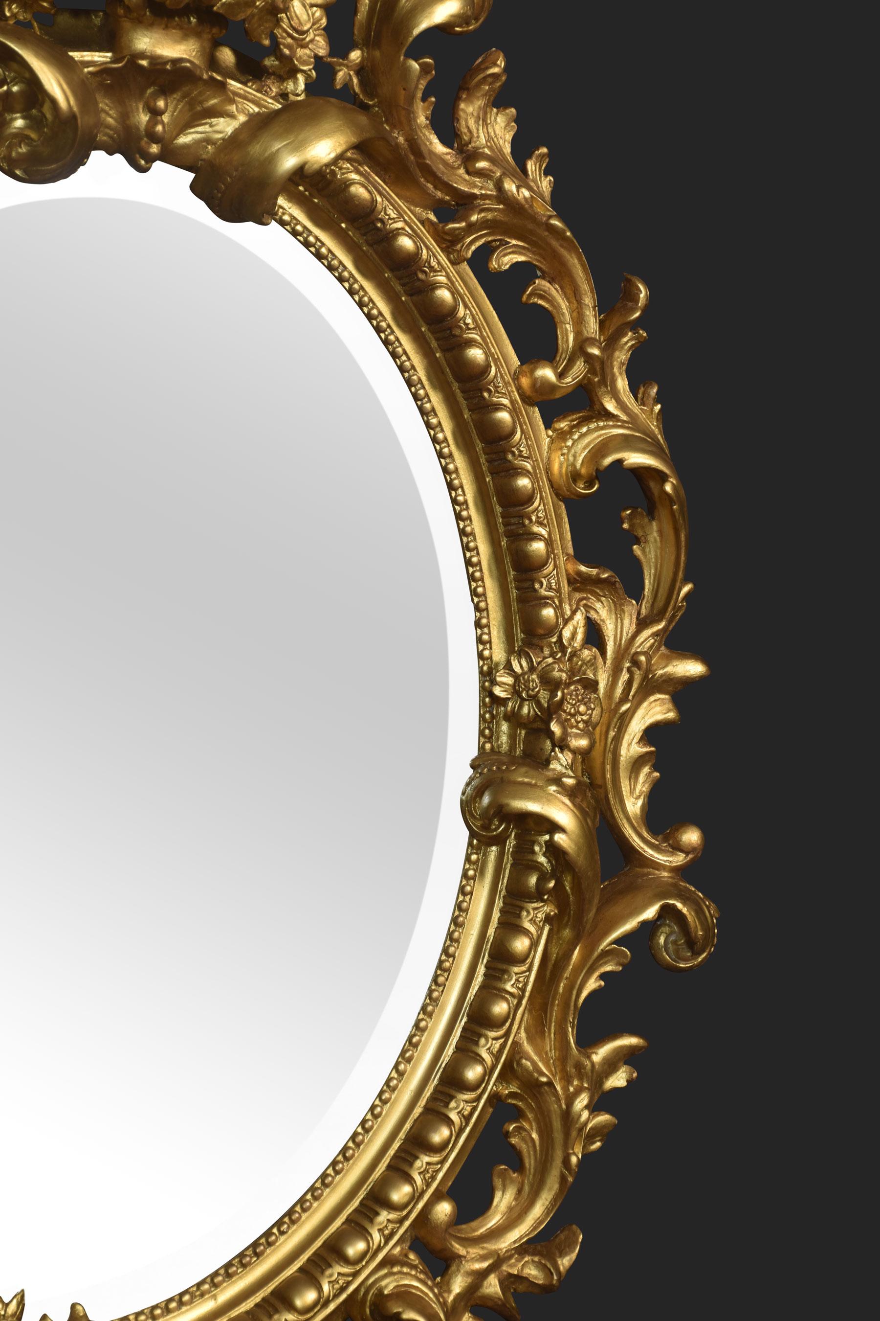 Miroir mural ovale en bois sculpté et doré en vente 2