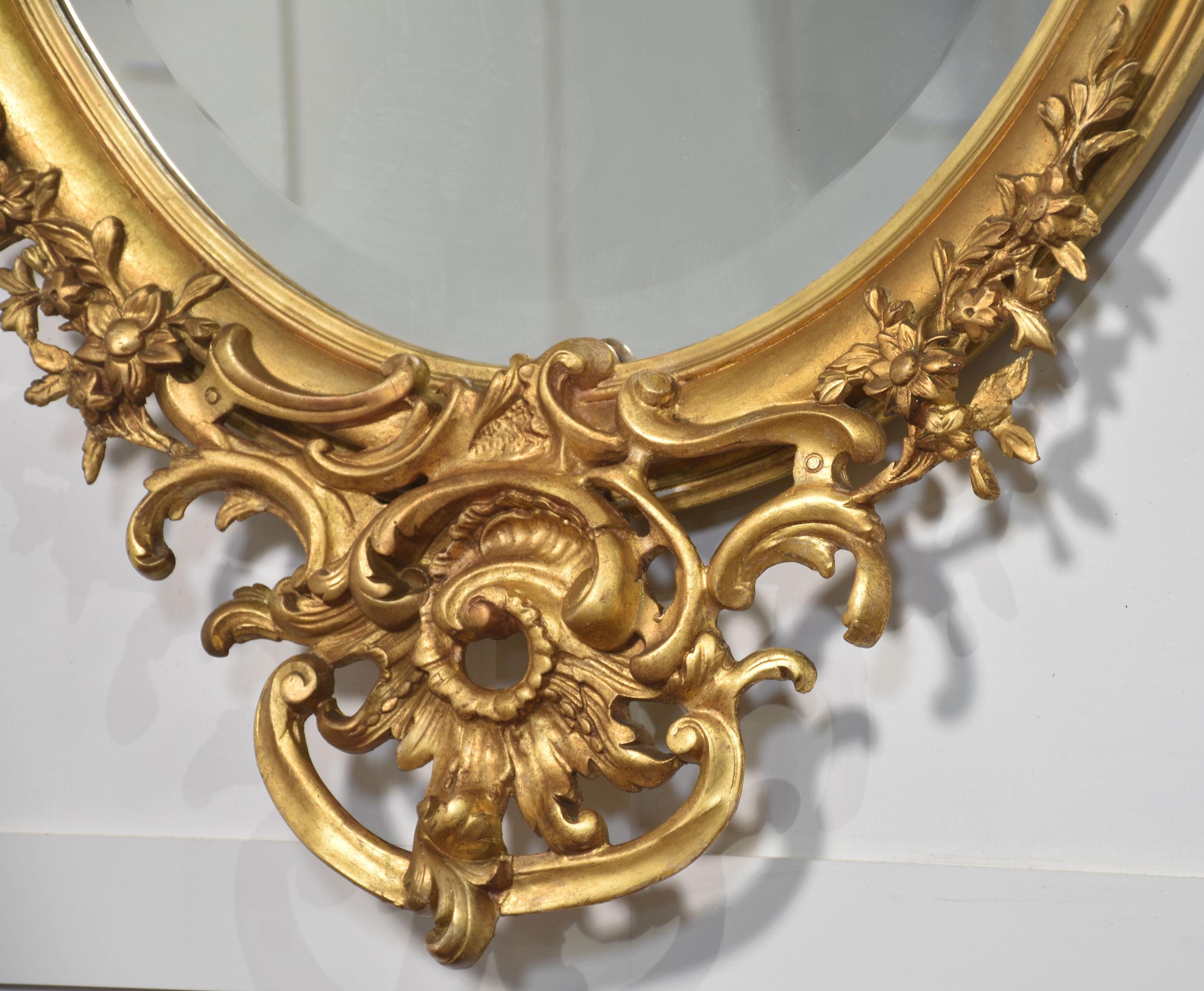 Ovaler Wandspiegel aus geschnitztem Goldholz im Angebot 2
