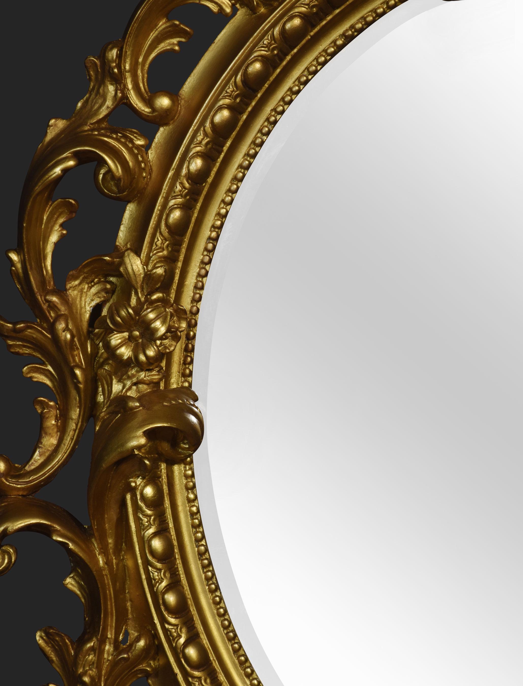 Ovaler Wandspiegel aus geschnitztem Goldholz im Angebot 3