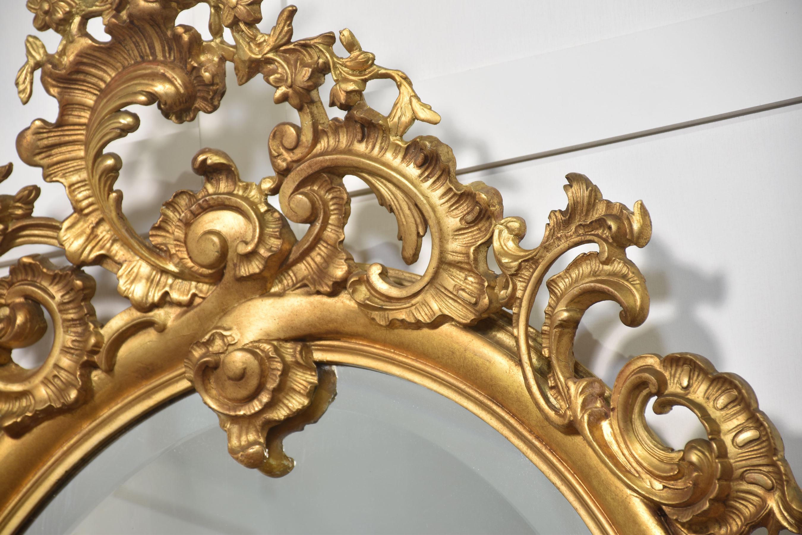 Ovaler Wandspiegel aus geschnitztem Goldholz im Angebot 3