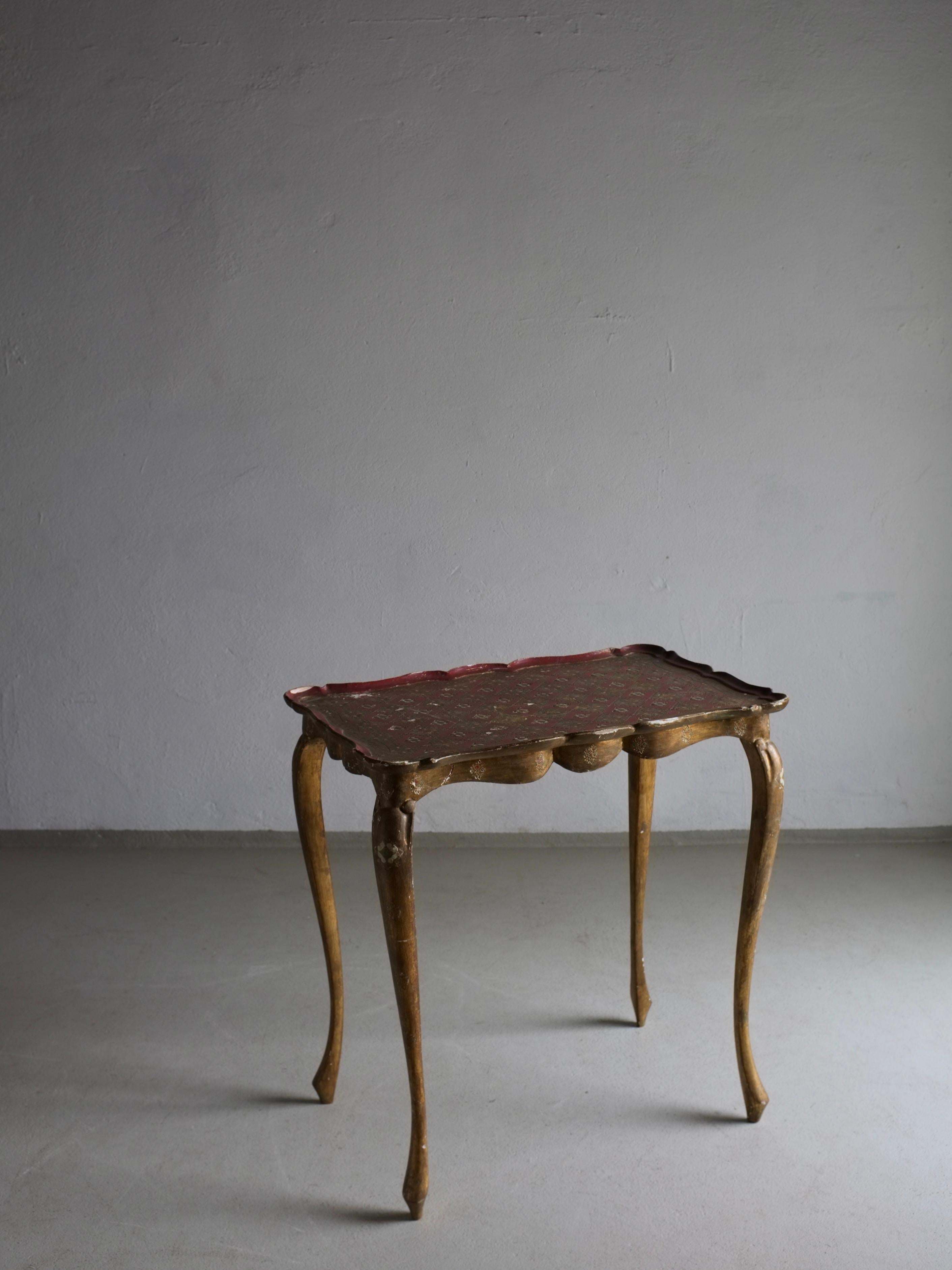 Vintage carved hand-painted side table, gilt wood finish with burgundy red.

Additional information:
Country of manufacture: Italy
Period: 1950s
Dimensions: W 57 cm x D 37 cm x H 59 cm
Condition: Good vintage condition (check the photos)