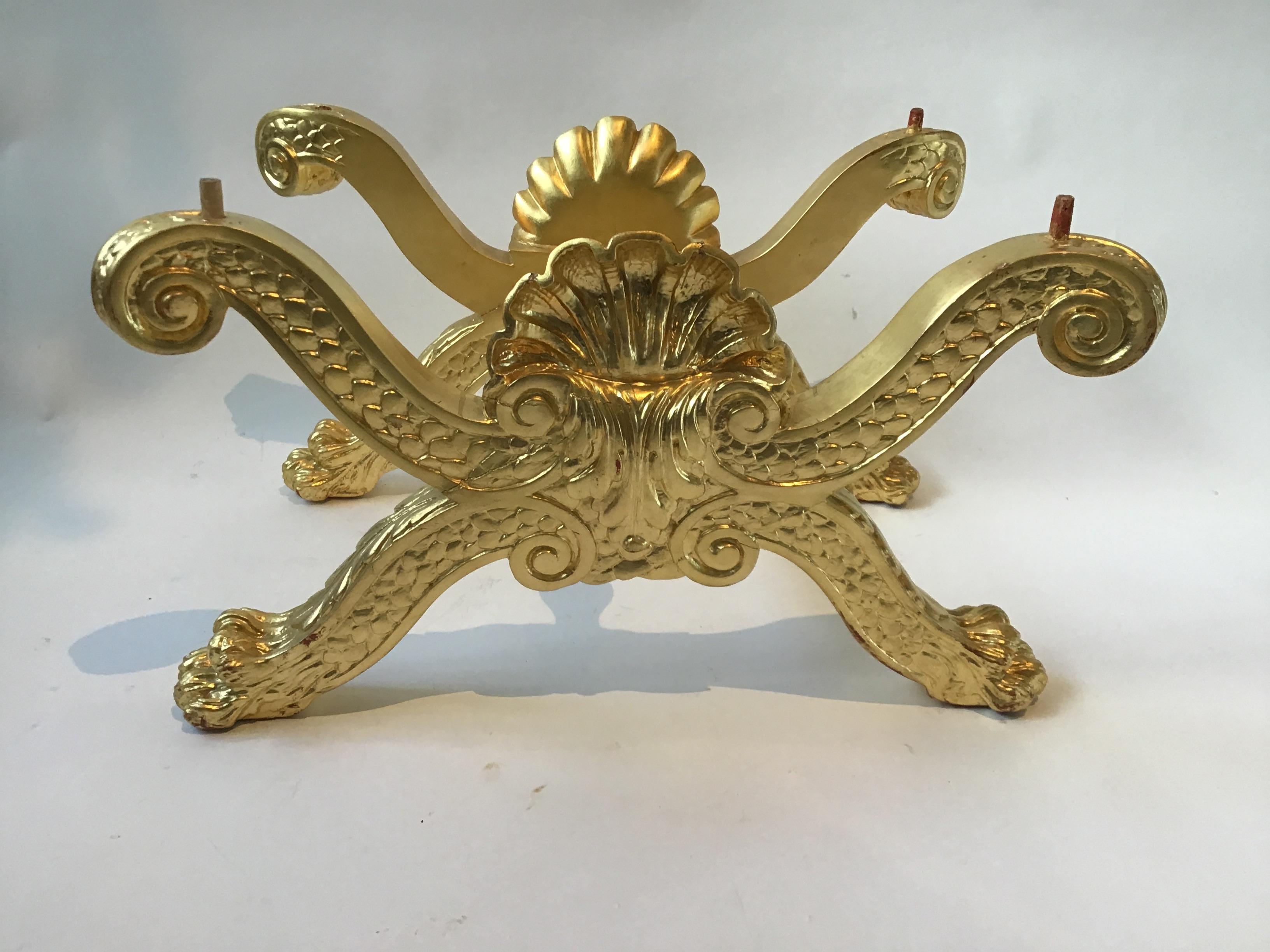 Fin du 20e siècle Banc rococo à pattes de lion en bois sculpté et doré en vente