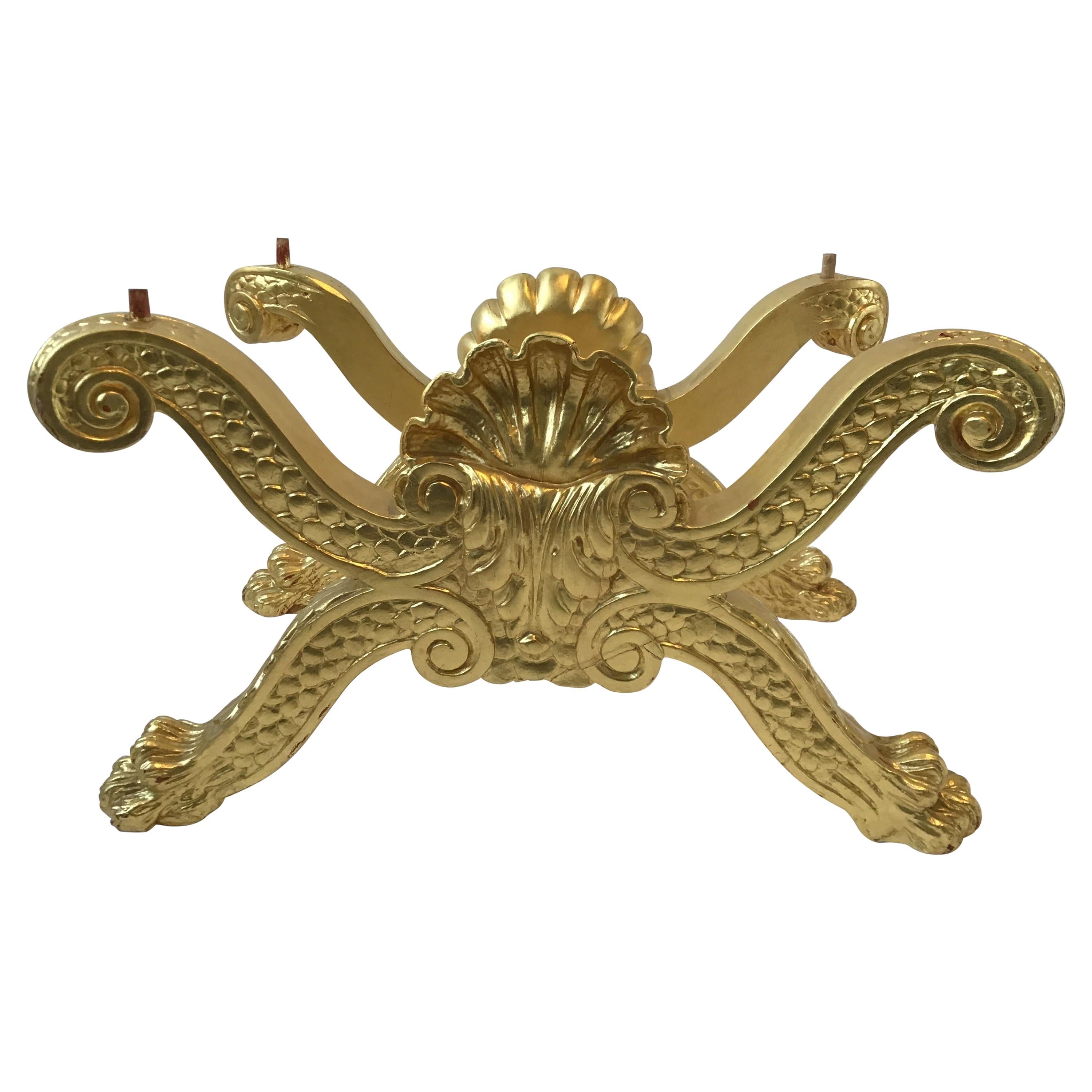 Banc rococo à pattes de lion en bois sculpté et doré en vente