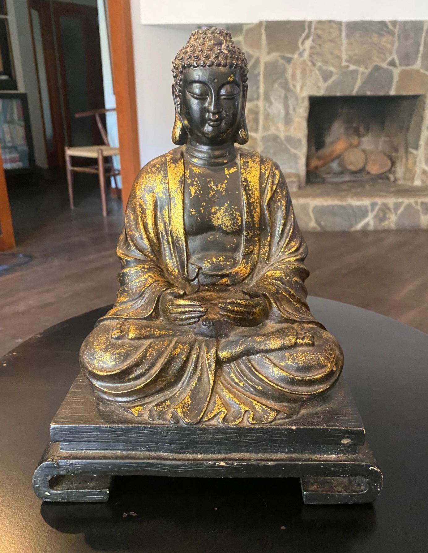 Un hermoso y sereno Buda japonés Amida Nyorai de madera y dorado en soporte/altar de exposición (el soporte y el buda están unidos)

Meticulosamente tallada a mano con todo lujo de detalles (véanse las manos y las túnicas). Todo dorado. Sentado con
