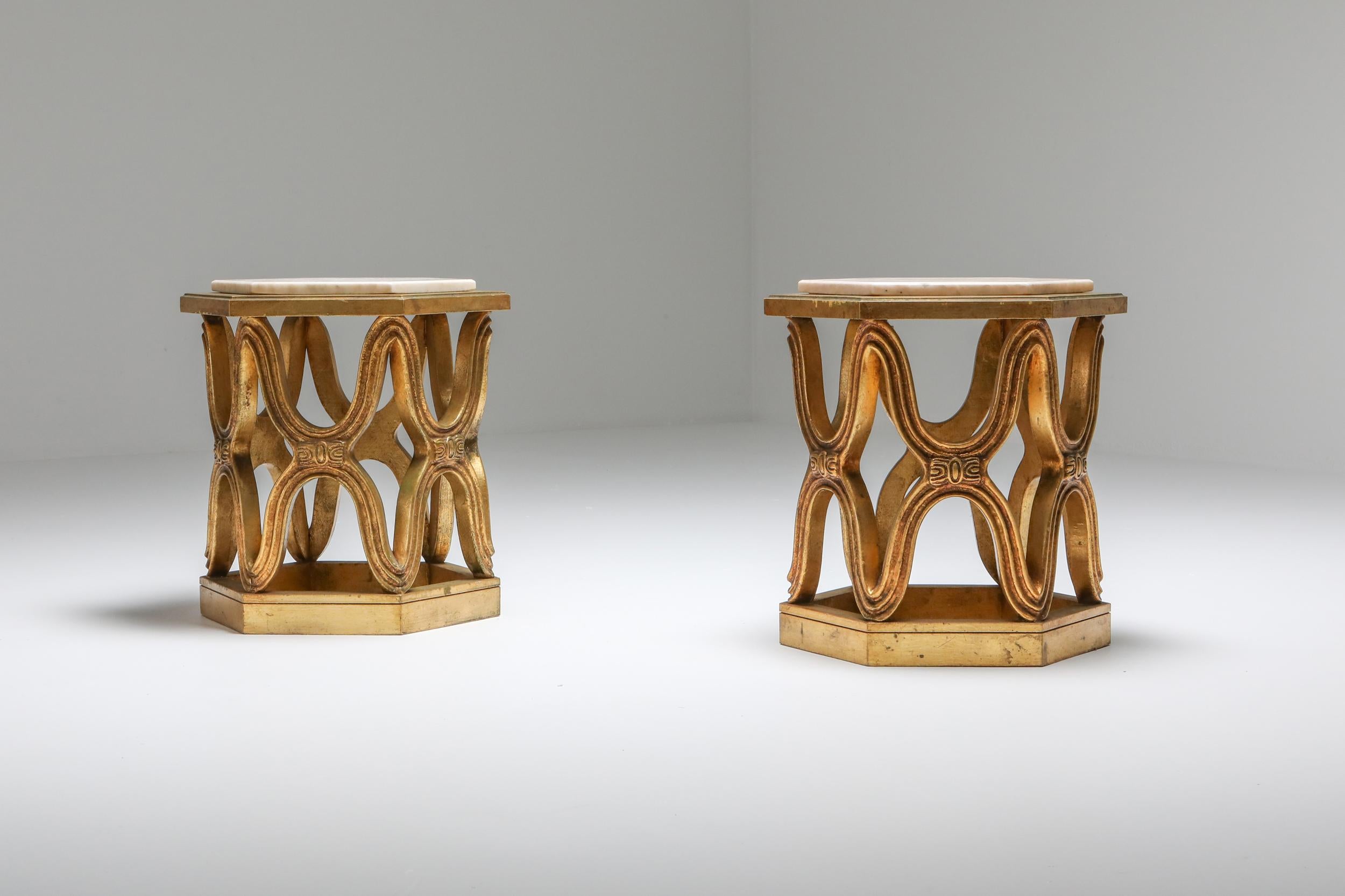 Ensemble de tables d'appoint en bois doré et marbre, Hollywood Regency, 1970

S'intégrerait bien dans un décor éclectique d'inspiration Hollywood Regency.
Mesures : Ø 42 cm, H 44 cm.
  