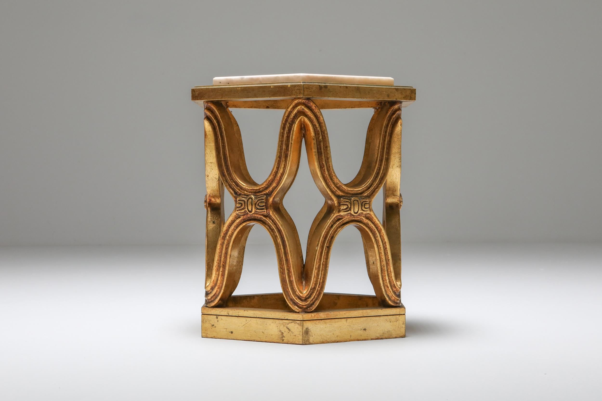 Tables d'appoint en bois doré sculpté avec plateau en marbre, années 1970 Excellent état - En vente à Antwerp, BE