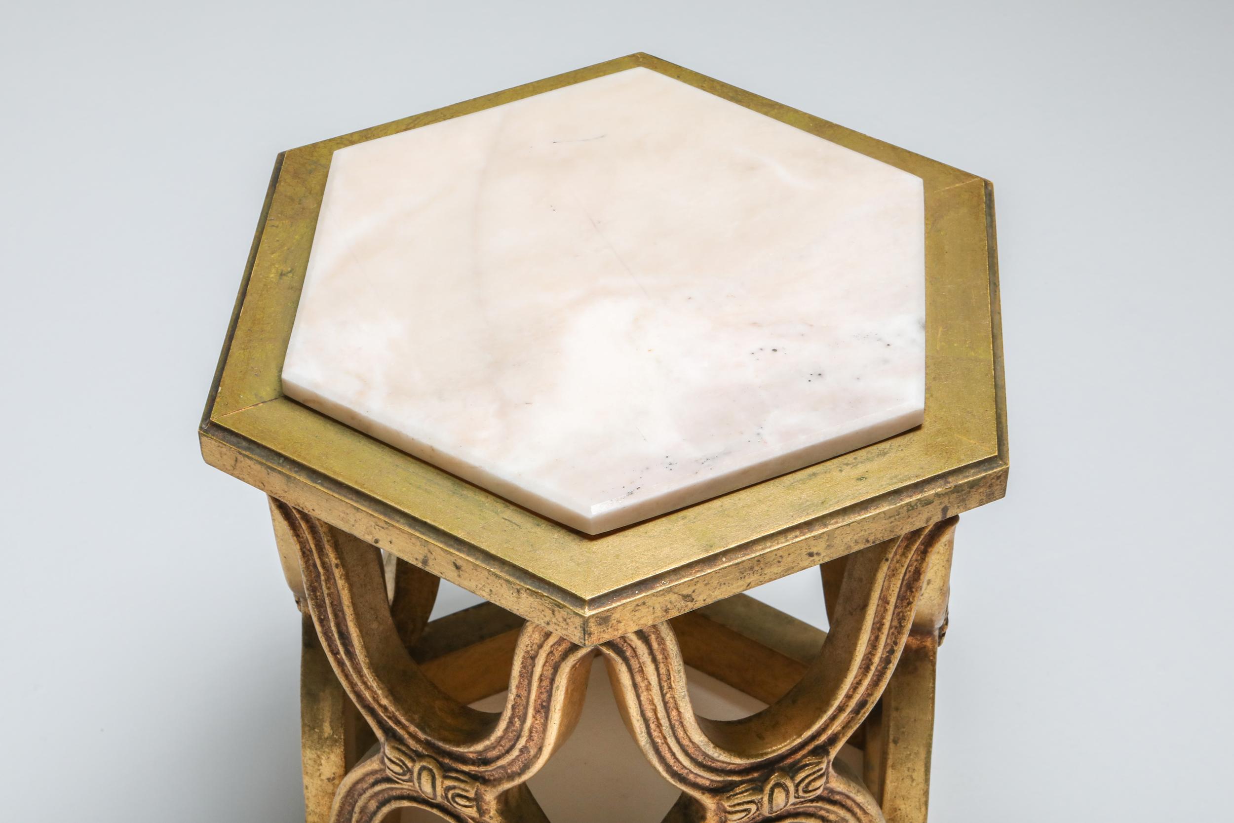 Fin du 20e siècle Tables d'appoint en bois doré sculpté avec plateau en marbre, années 1970 en vente