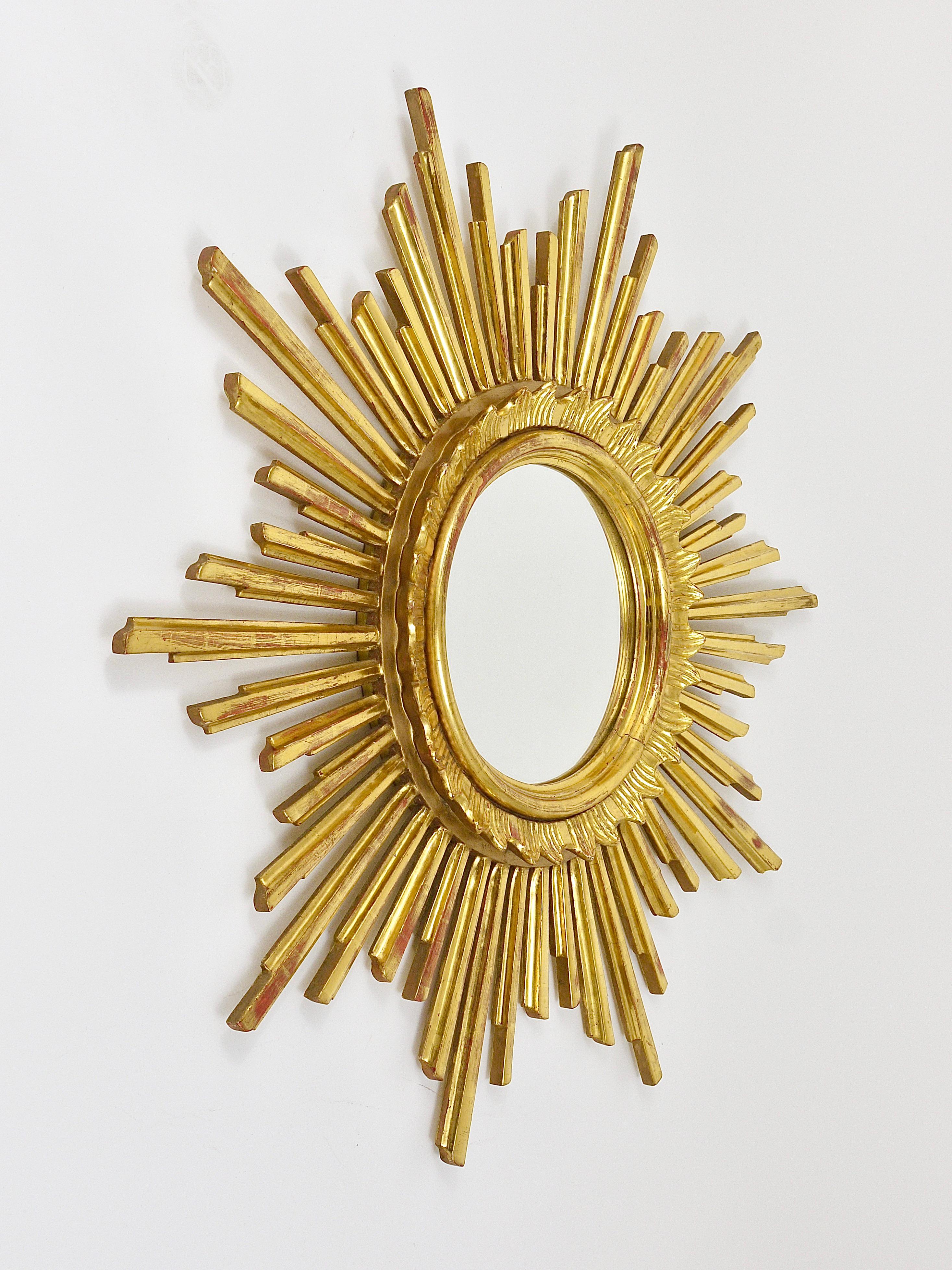 Carved Gilt Wood Sunburst Starburst Wall Mirror, Hollywood Regency, France, 1960 In Good Condition For Sale In Vienna, AT