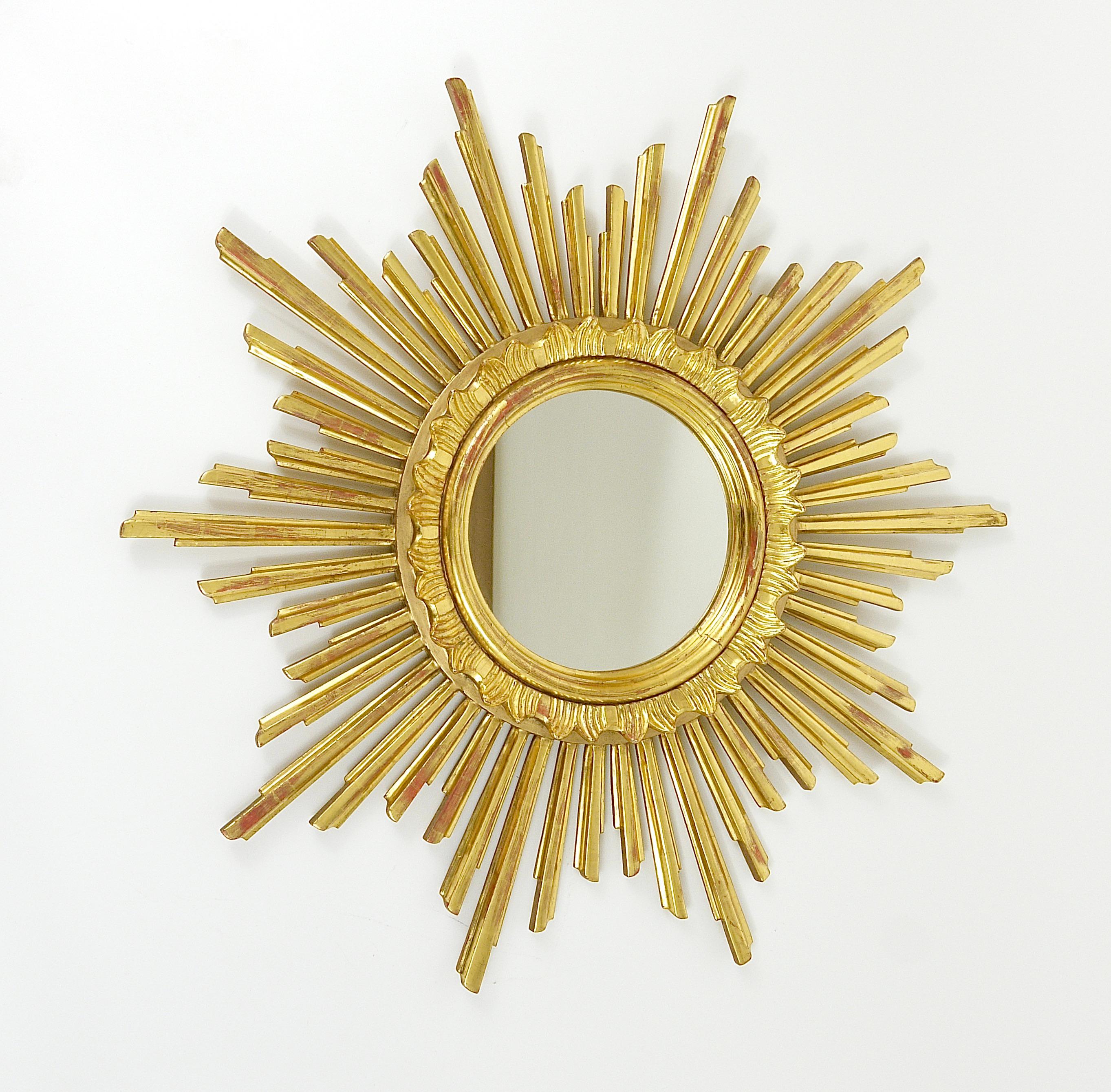 Carved Gilt Wood Sunburst Starburst Wall Mirror, Hollywood Regency, France, 1960 For Sale 1