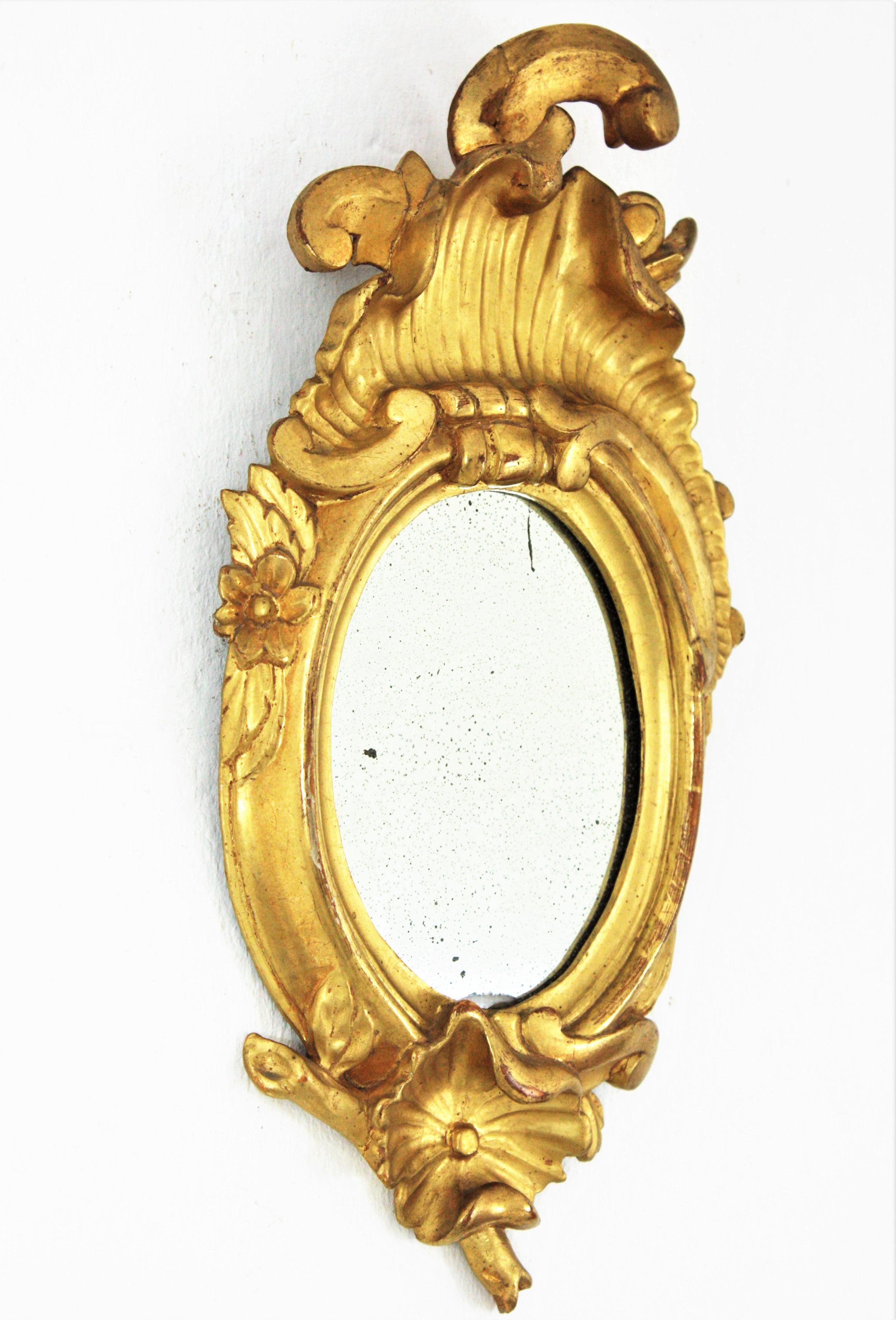 Geschnitzter Jugendstilspiegel aus vergoldetem Holz in kleinem Maßstab (Art nouveau) im Angebot
