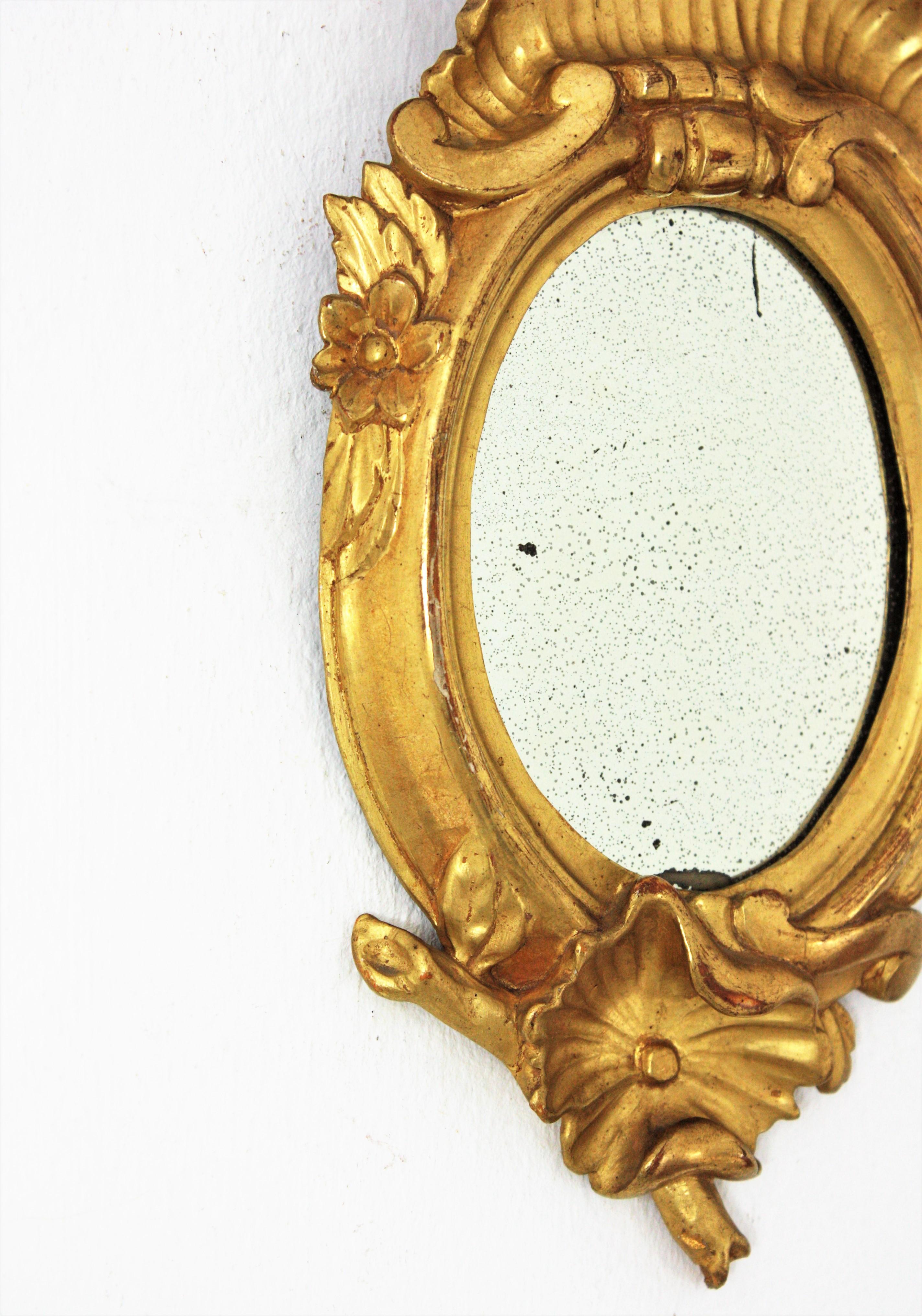 Geschnitzter Jugendstilspiegel aus vergoldetem Holz in kleinem Maßstab (Vergoldet) im Angebot