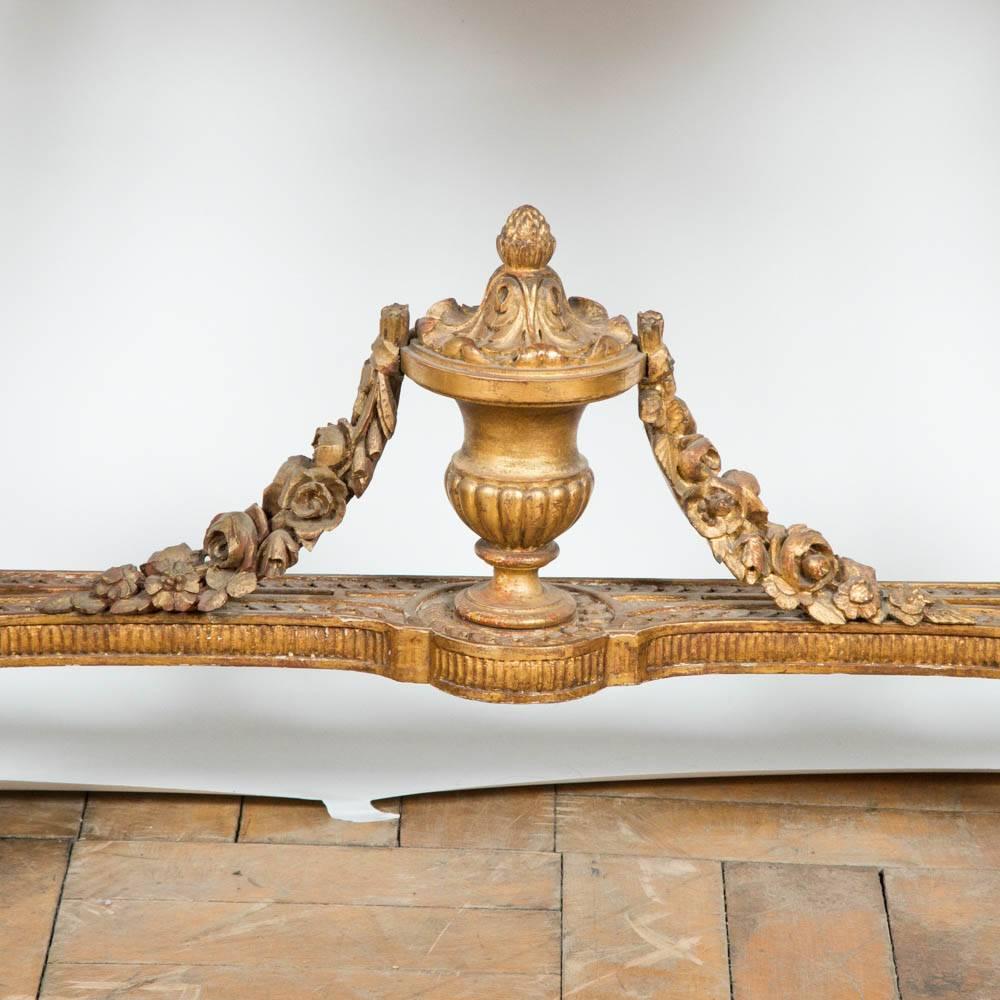 Vitrine en bois doré sculpté de la fin du XIXe siècle, dans le goût français, avec trois étagères en verre et un dos intérieur en miroir, vers 1880.

Le meuble est orné d'une sculpture florale distincte et nette, et la construction est de la plus