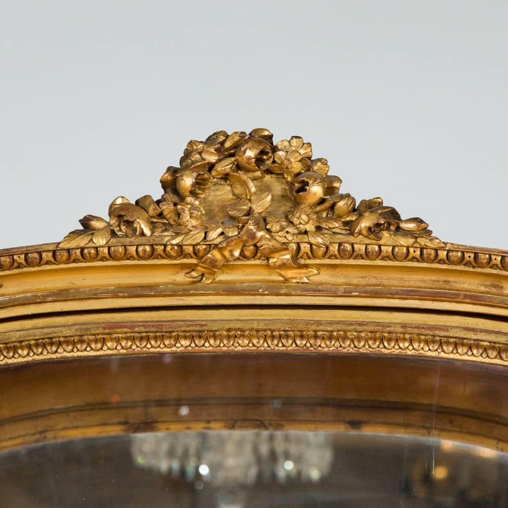 XIXe siècle Vitrine en bois sculpté et doré en vente