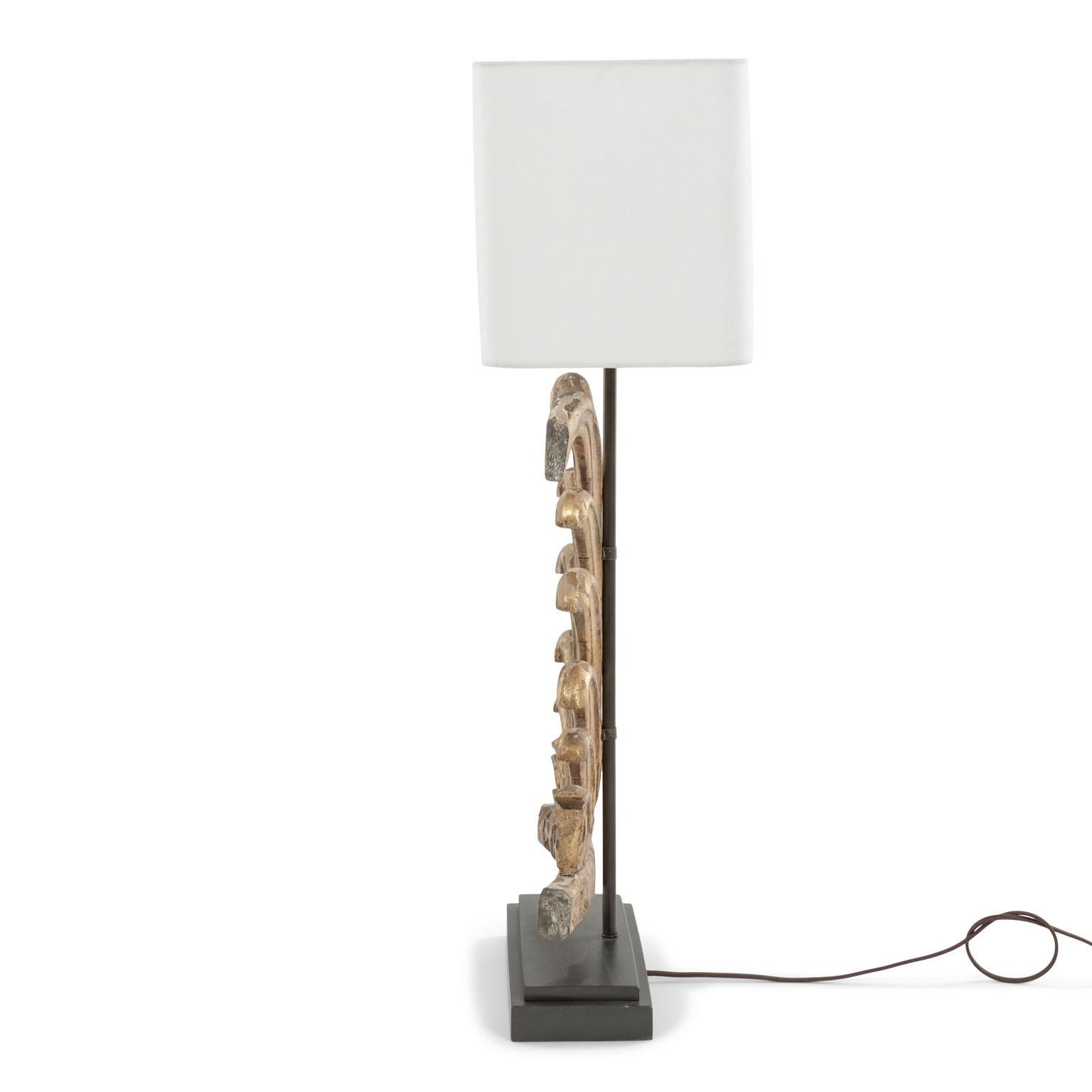 Néoclassique Lampe à fragment de bois doré sculpté en vente