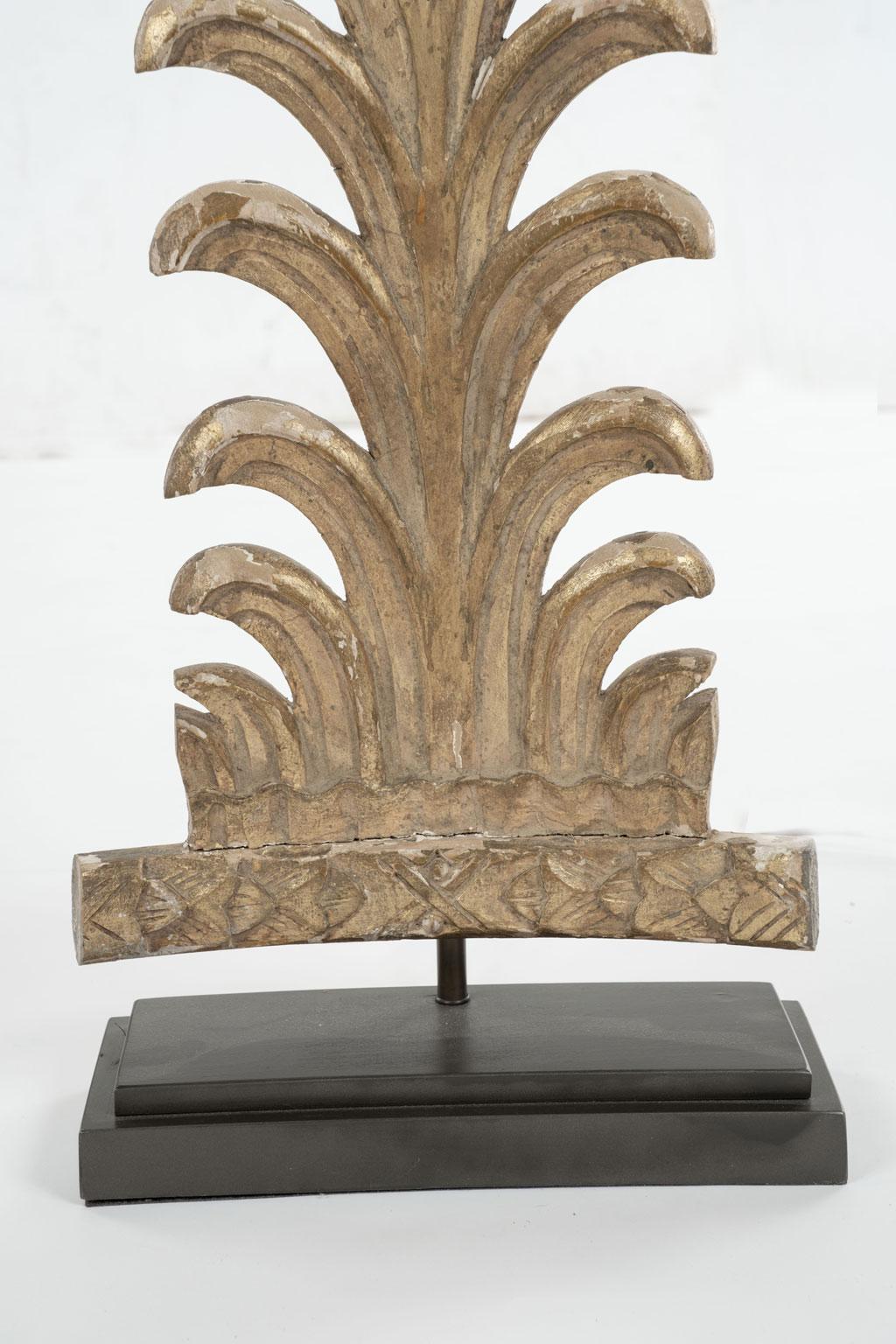 XXIe siècle et contemporain Lampe à fragment de bois doré sculpté en vente