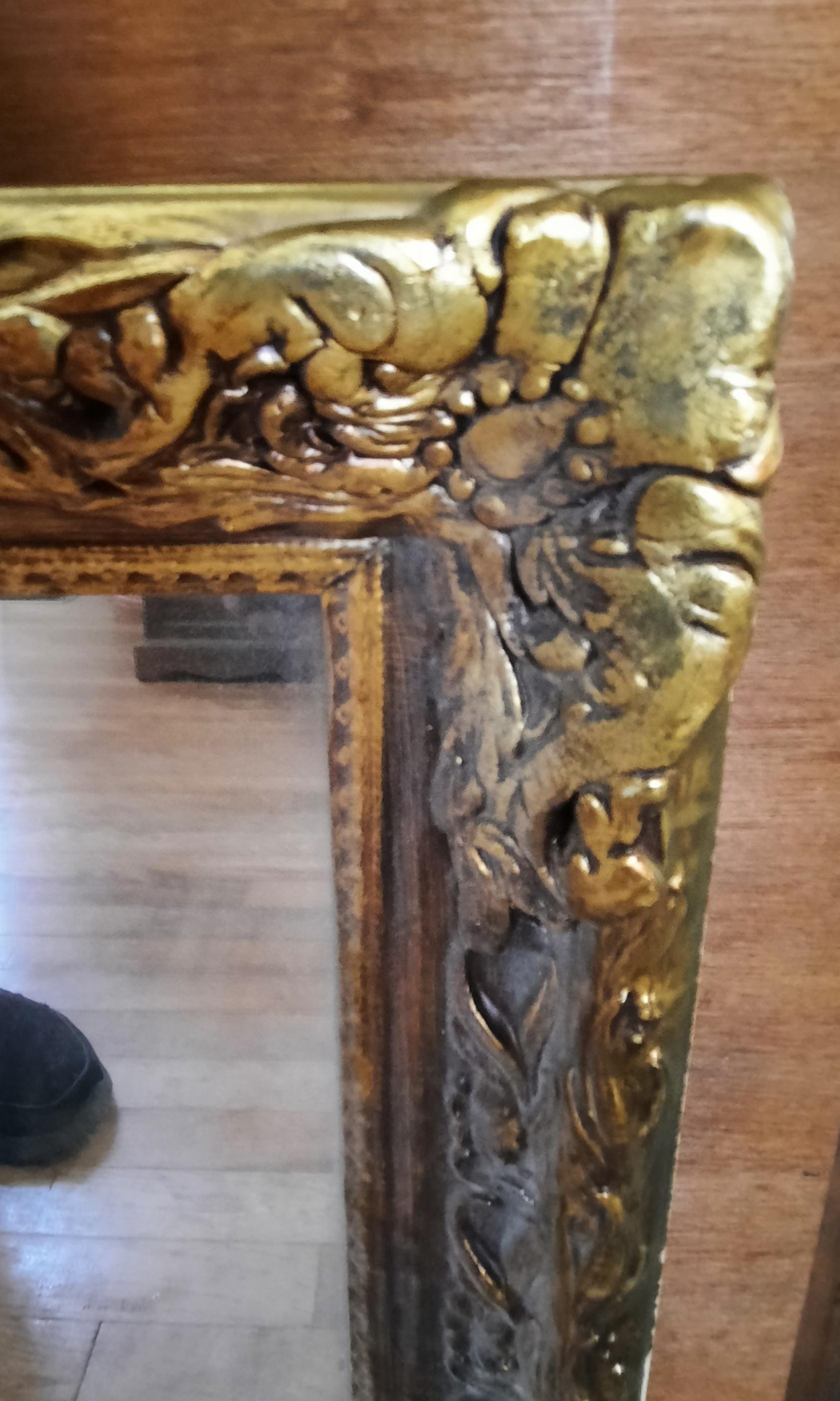 Miroir à cadre en bois doré de style Louis XV.
Bon état vintage. Mesure 38,5