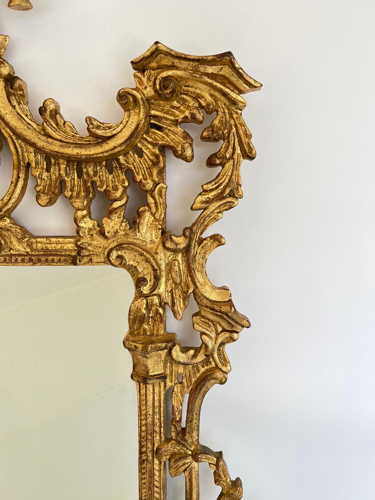 italien Miroir en bois dor sculpt de style George III avec fronton en forme de pagode en vente