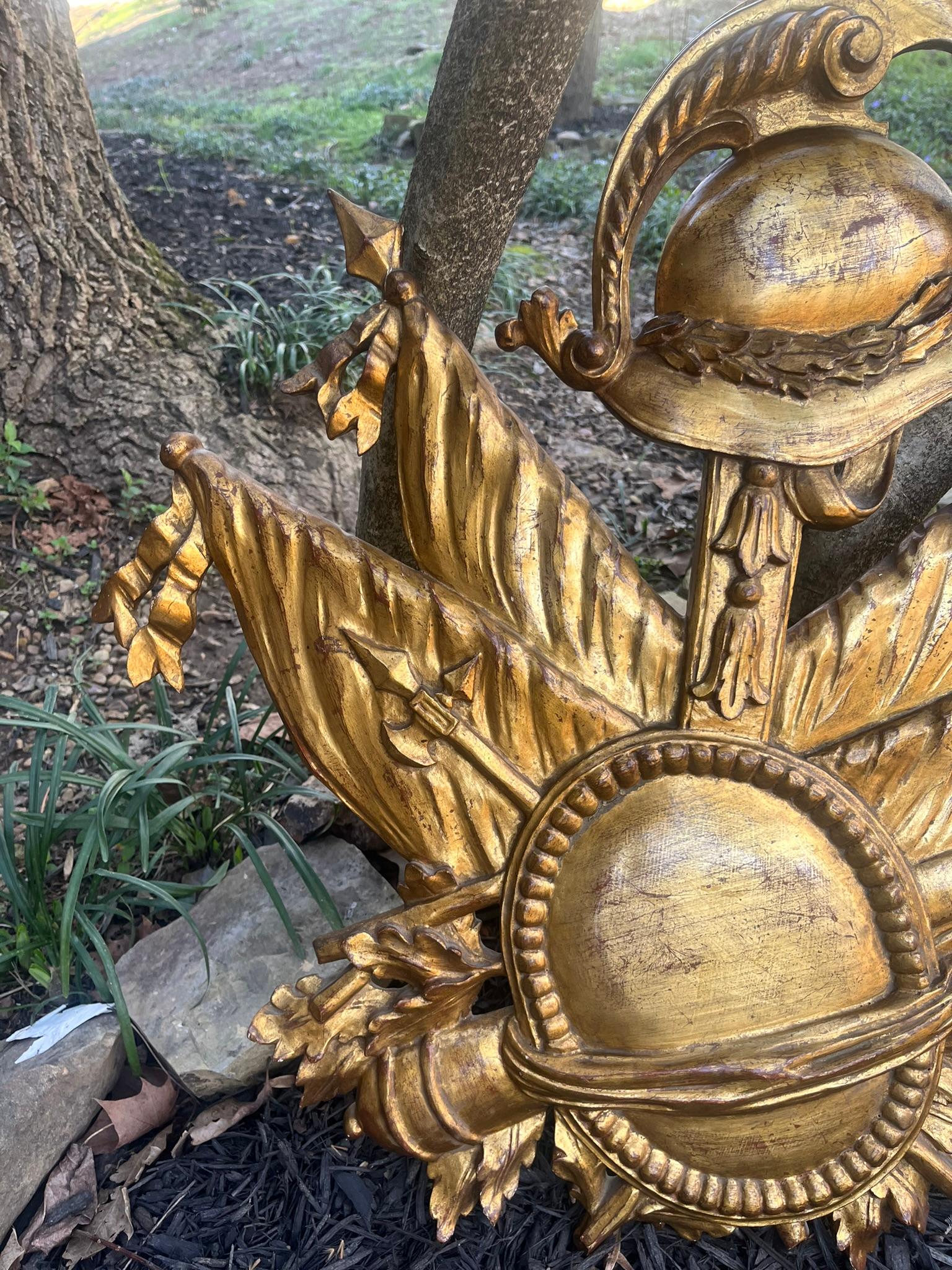 Trophée mural militaire de style Grand Tour en bois doré sculpté  Abîmé - En vente à Nashville, TN