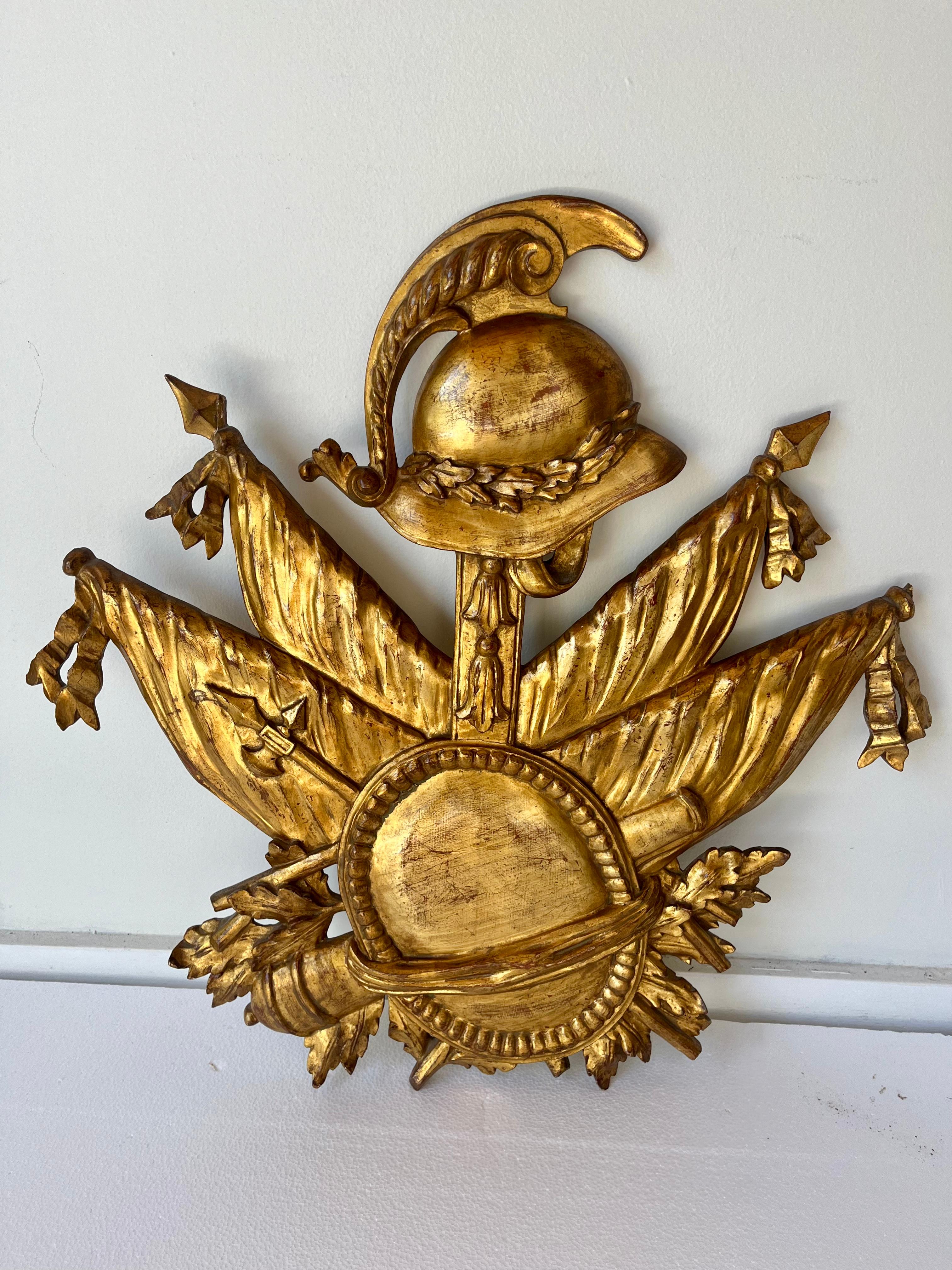 Trophée mural militaire de style Grand Tour en bois doré sculpté  en vente 7