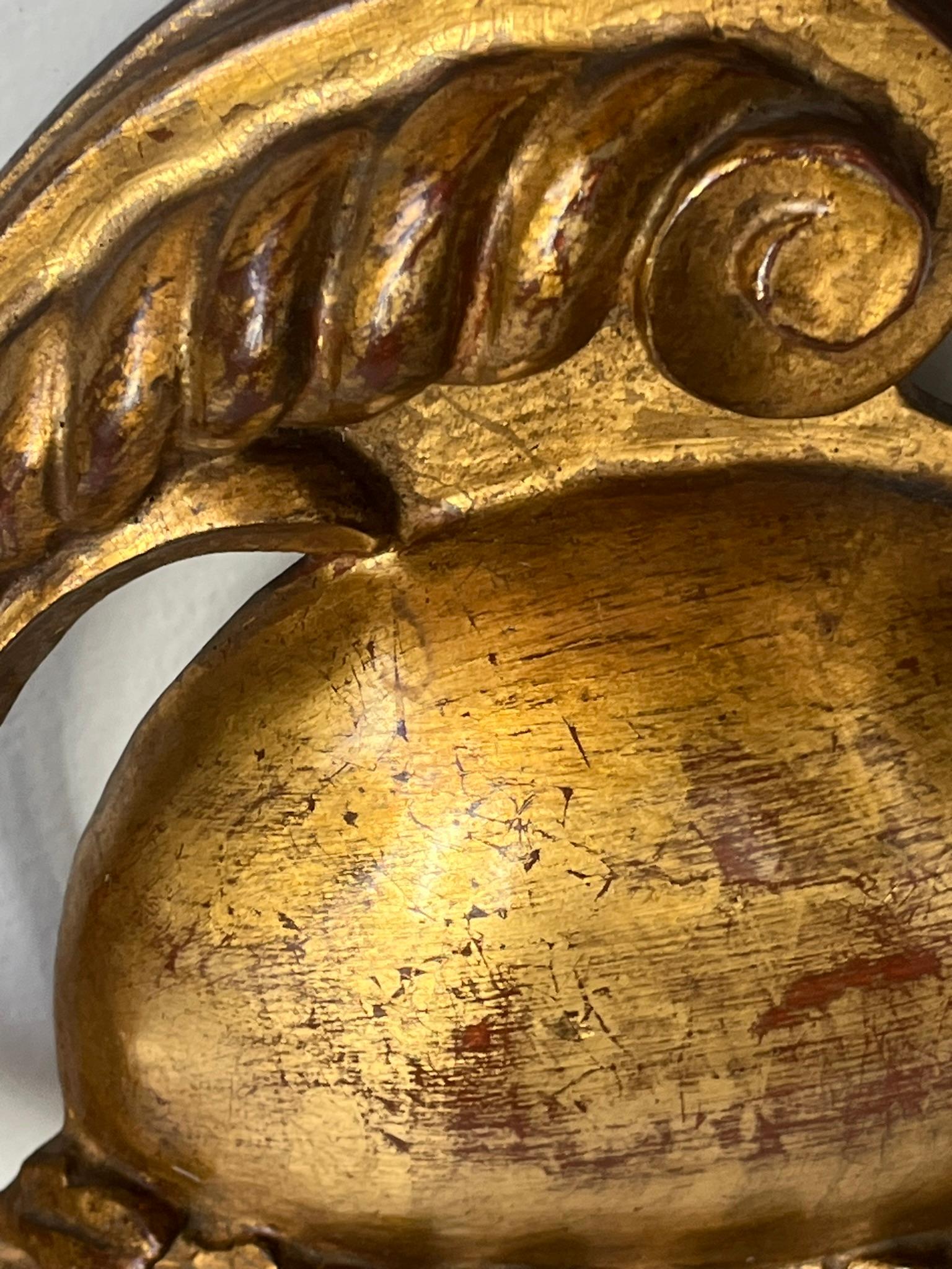 Bois doré Trophée mural militaire de style Grand Tour en bois doré sculpté  en vente