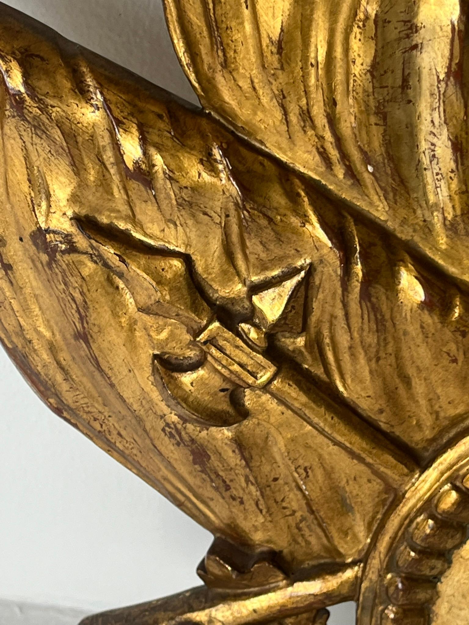 Trophée mural militaire de style Grand Tour en bois doré sculpté  en vente 2