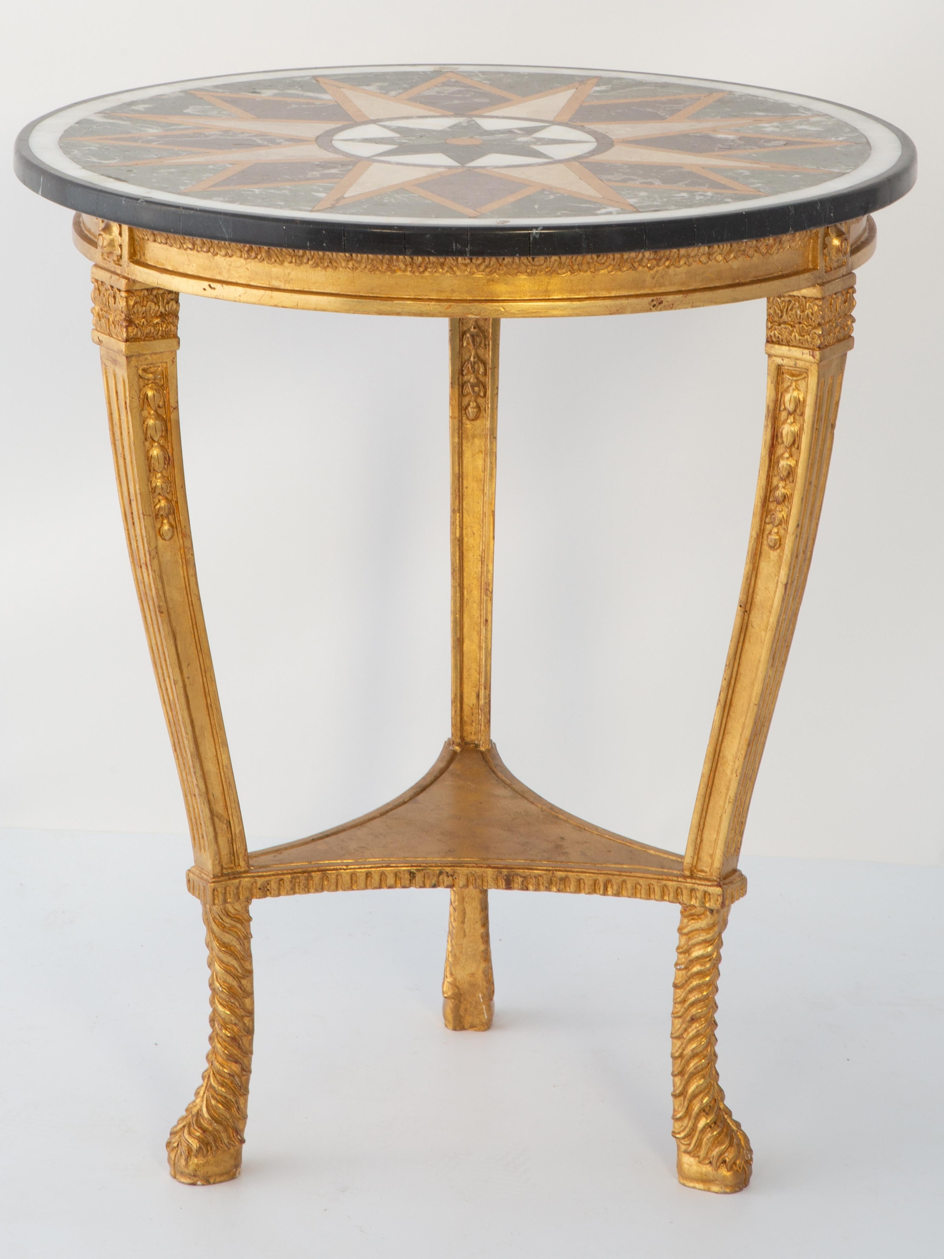 italien Table d'appoint en bois sculpté et doré Gueridon avec plateau en Pietra Dura en vente