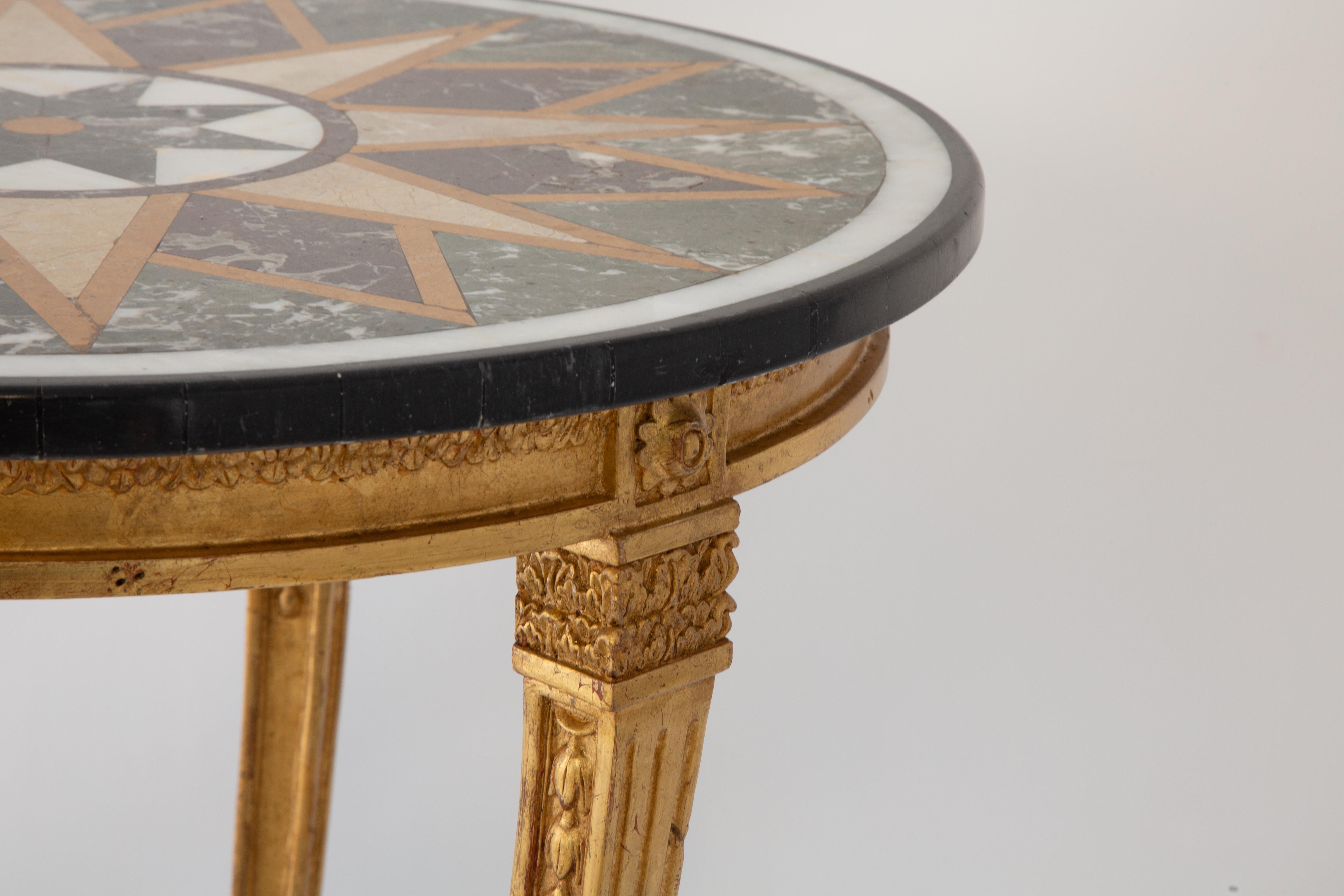 Sculpté Table d'appoint en bois sculpté et doré Gueridon avec plateau en Pietra Dura en vente