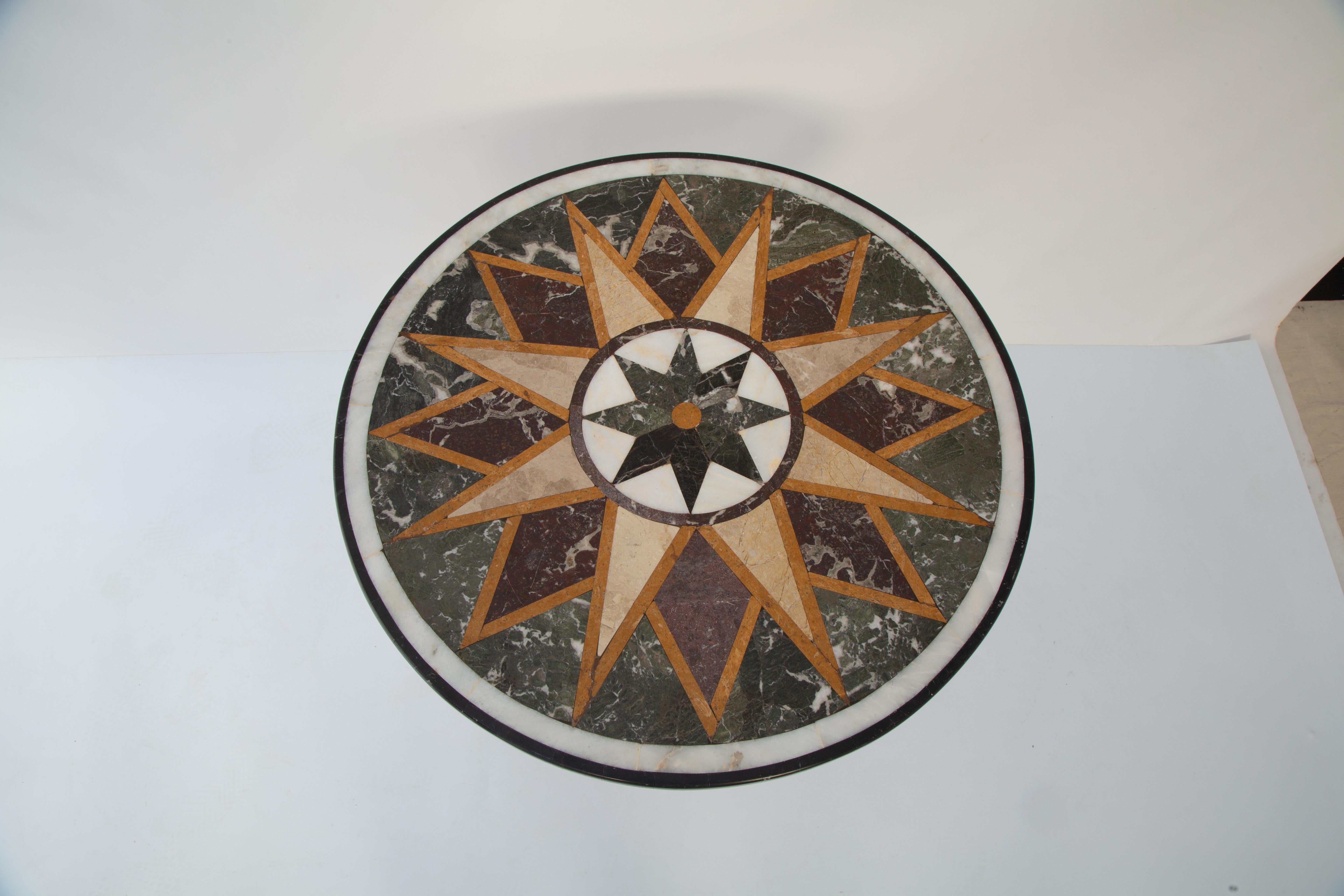 Table d'appoint en bois sculpté et doré Gueridon avec plateau en Pietra Dura Bon état - En vente à West Palm Beach, FL